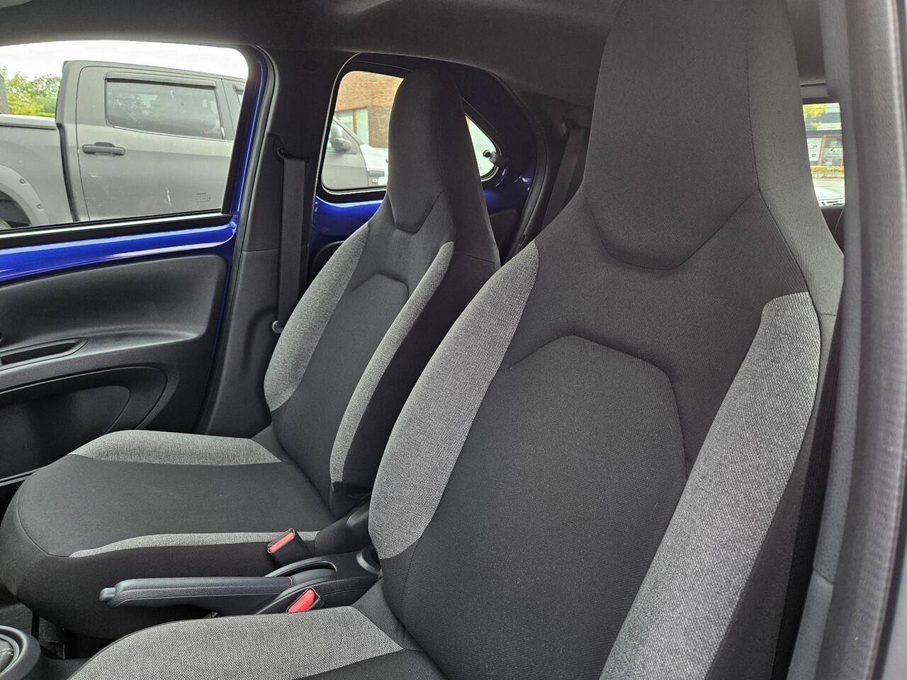 Toyota AYGO X 1.0 VVT-i MT Play | Allseason banden | Origineel NL | 1e eigenaar | Adaptieve Cruise Control | Apple Carplay & Android Auto | Achteruitrijcamera | Garantie t/m 09-2034 of 200.000km