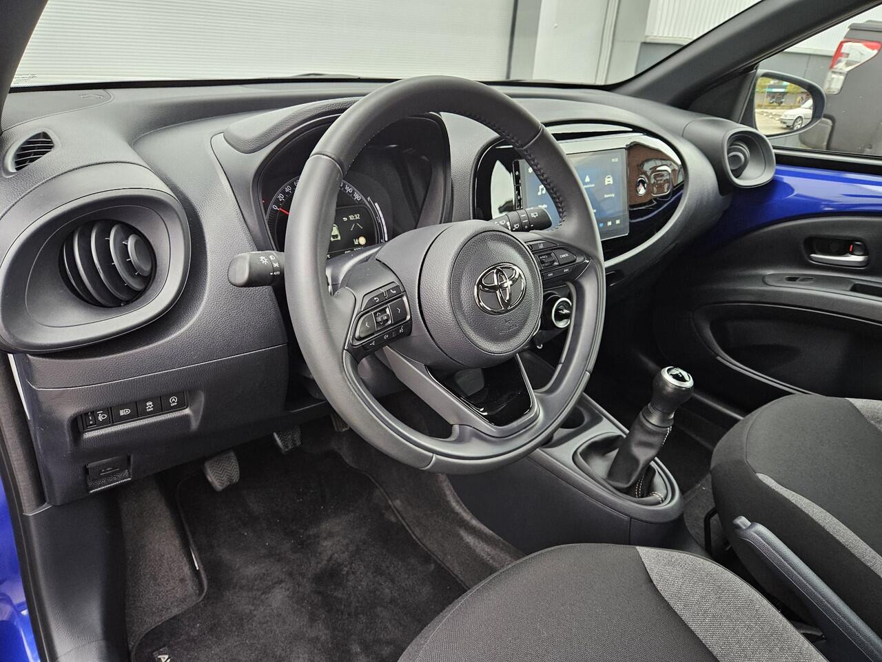 Toyota AYGO X 1.0 VVT-i MT Play | Allseason banden | Origineel NL | 1e eigenaar | Adaptieve Cruise Control | Apple Carplay & Android Auto | Achteruitrijcamera | Garantie t/m 09-2034 of 200.000km