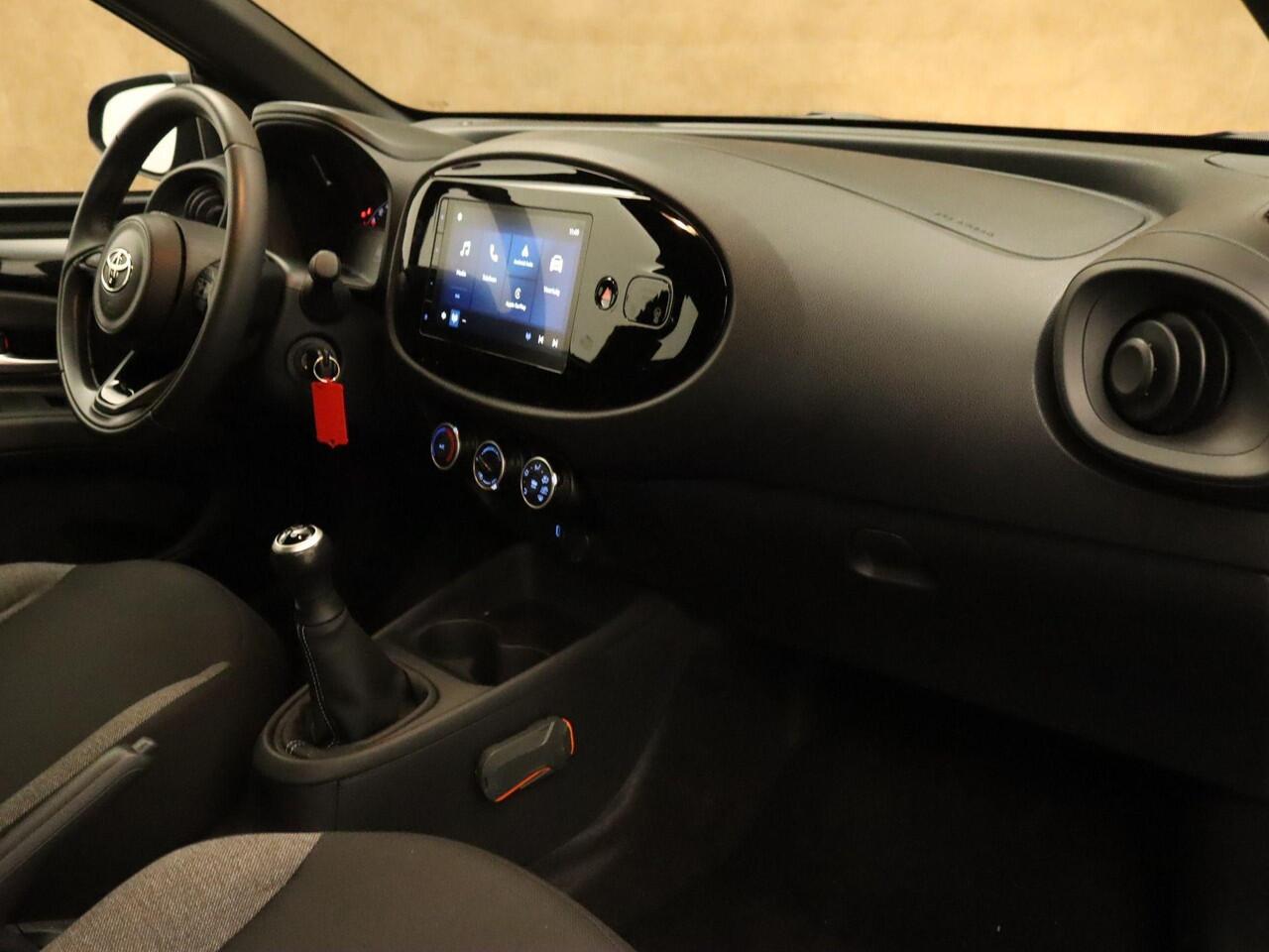 Toyota AYGO X 1.0 VVT-i MT Play - ORIGINEEL NEDERLANDSE AUTO - APPLE CARPLAY/ ANDROID AUTO - ADAPTIVE CRUISE CONTROL - ACHTERUITRIJ CAMERA - AFKOMSTIG VAN DE EERSTE EIGENAAR - DAB RADIO