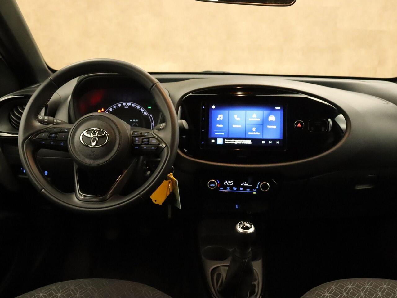 Toyota AYGO X 1.0 VVT-i MT Pulse - ORIGINEEL NEDERLANDSE AUTO - CLIMATE CONTROL - BI-TONE - APPLE CARPLAY/ANDROID AUTO - CRUISE CONTROL ADAPTIEF - LED KOPLAMPEN - EXTRA GETINT GLAS - LICHTMETALEN VELGEN 17 INCH