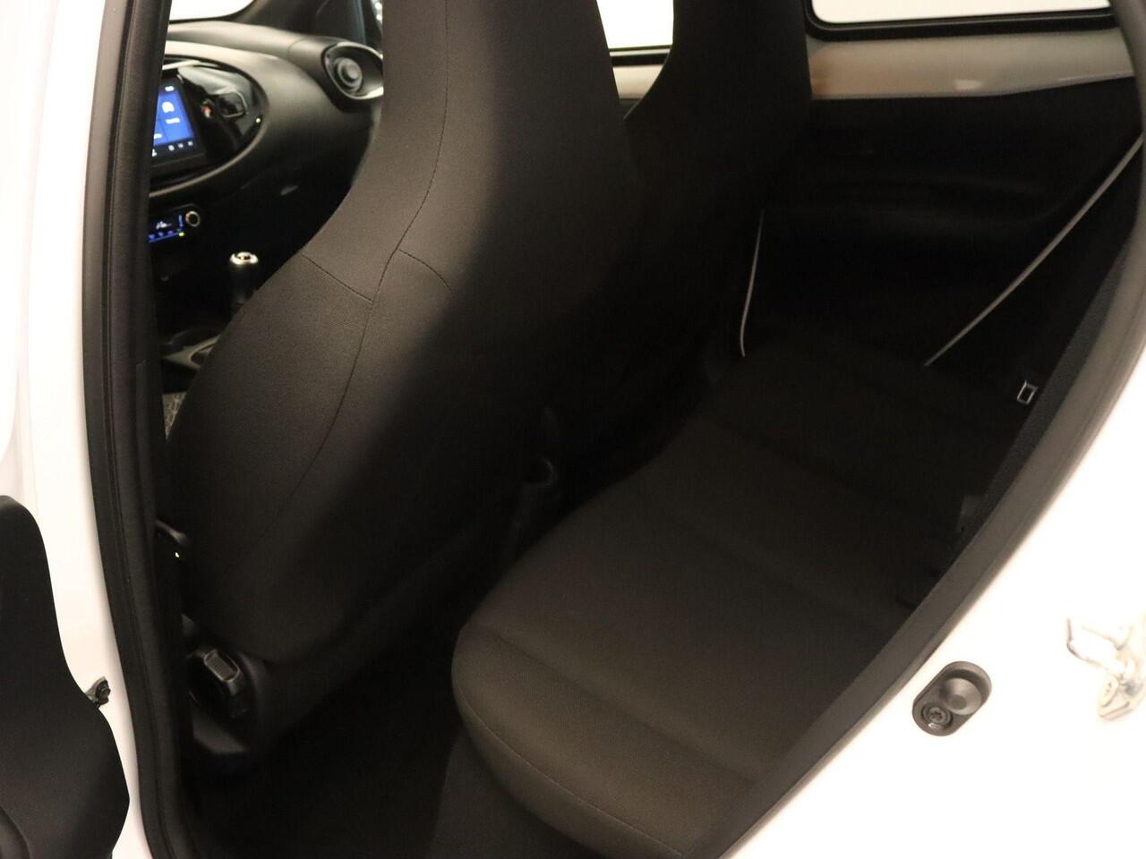 Toyota AYGO X 1.0 VVT-i MT Pulse - ORIGINEEL NEDERLANDSE AUTO - CLIMATE CONTROL - BI-TONE - APPLE CARPLAY/ANDROID AUTO - CRUISE CONTROL ADAPTIEF - LED KOPLAMPEN - EXTRA GETINT GLAS - LICHTMETALEN VELGEN 17 INCH
