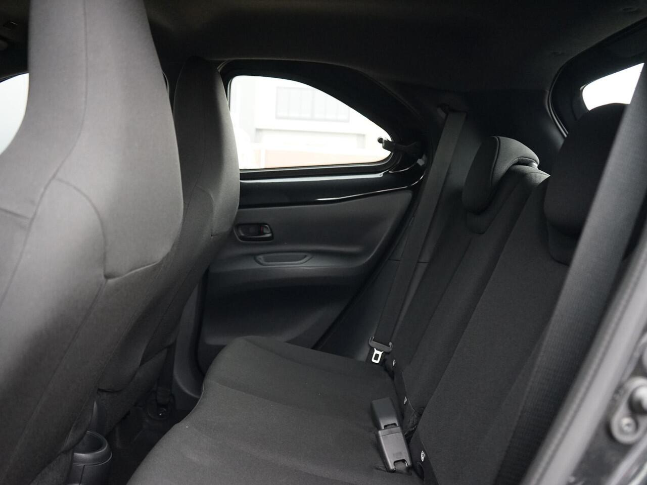 Toyota AYGO X 1.0 VVT-i MT Business 1ste eig. / Dealeronderh. / Smartphone Integratie / Adaptive Cruisecontrol / DAB radio / Achteruitrijcamera