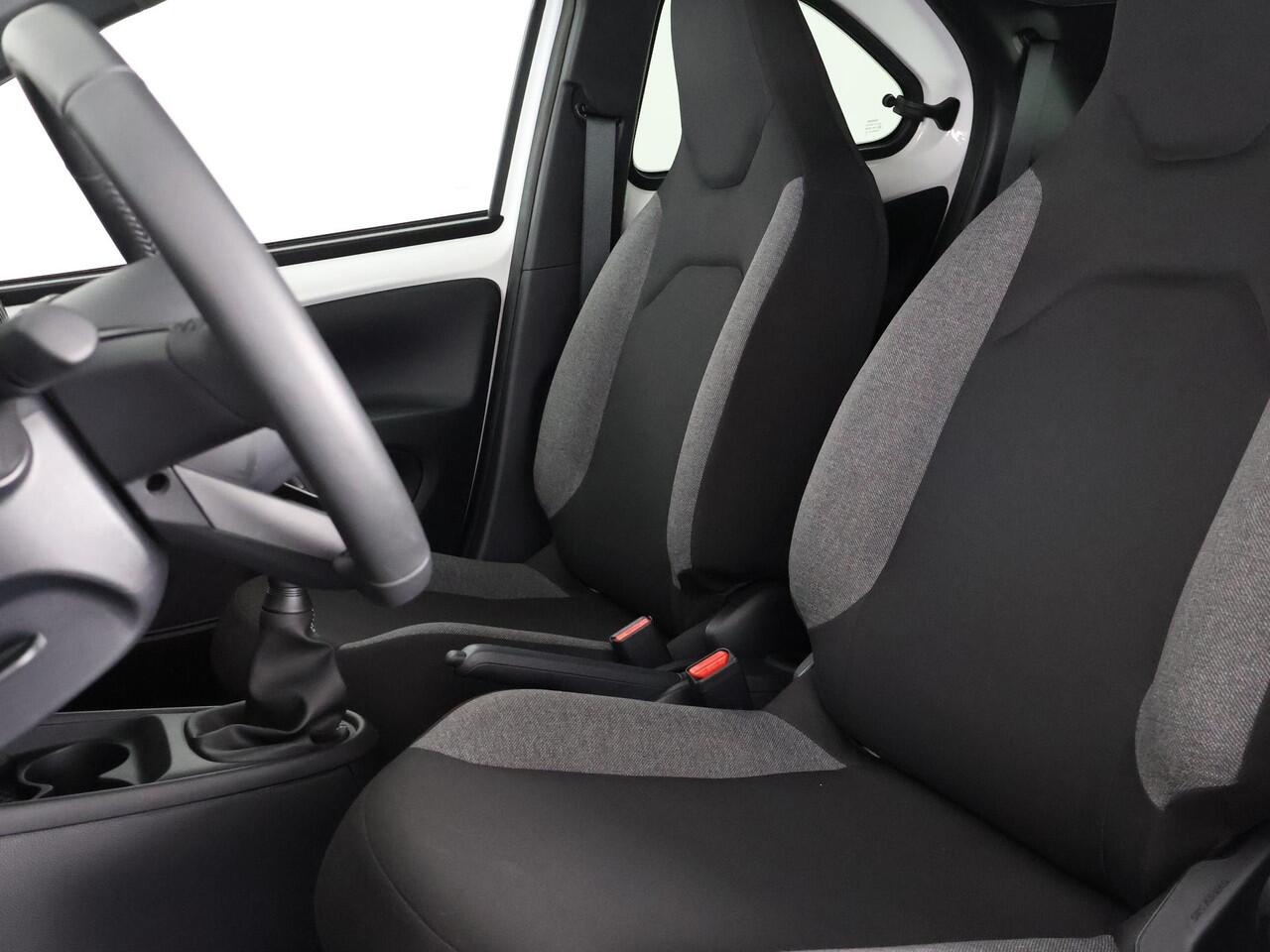 Toyota AYGO X VVT-i MT PLAY BLACK & WHITE 1e EIG GARANTIE 6-2034 CARPLAY NAVI.ADAPTIVE CRUISE.CAMERA