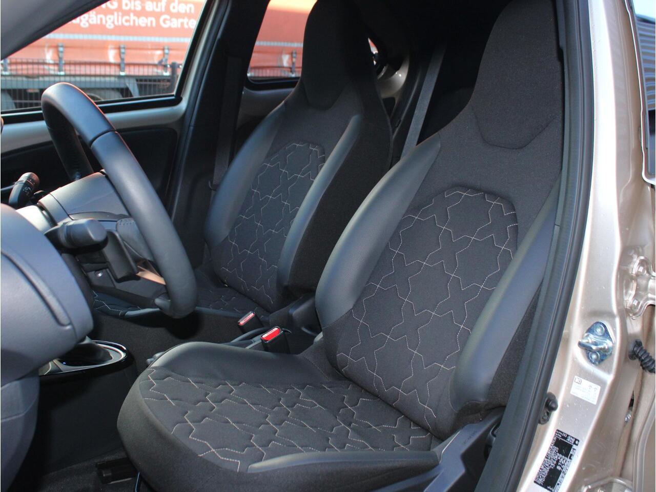Toyota AYGO X 1.0 VVT-i Envy S-CVT Automaat Leder/Stof Bekleding, Cruise en Climate Control, Carplay/Android Auto