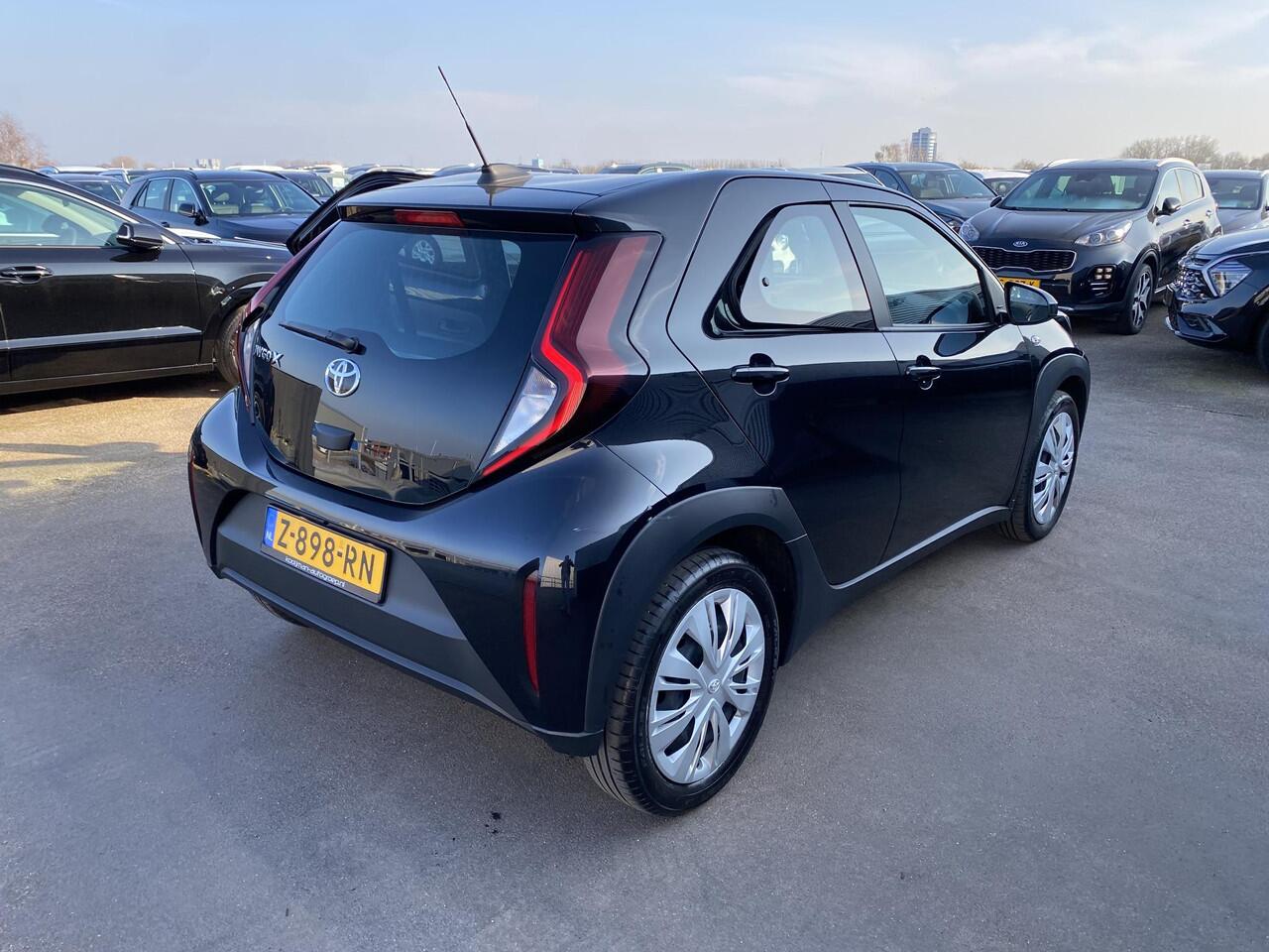 Toyota AYGO X 1.0 VVT-i MT Play Nette Nederlandse auto, achteruitrij camera, navigatie Apple CarPlay/Android Auto, neerklapbare achterbank, adaptieve cruise control!