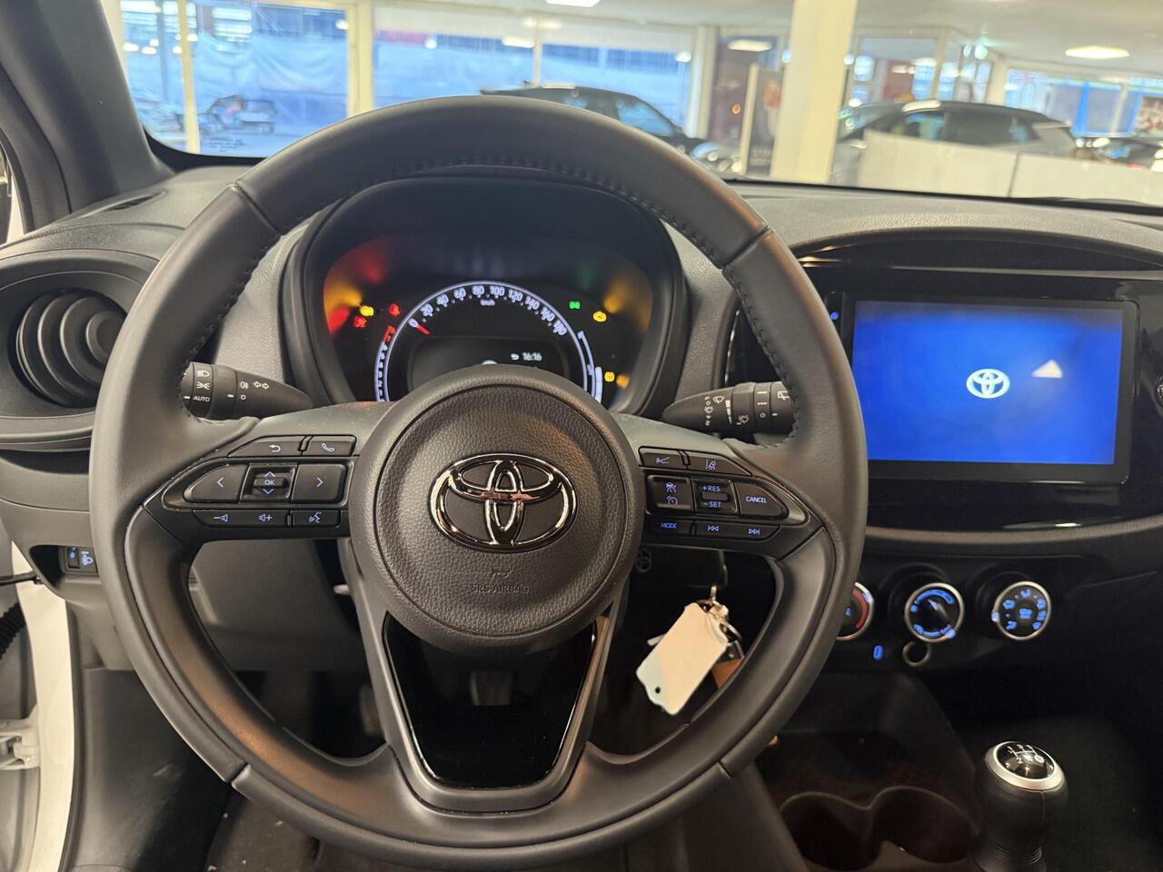 Toyota AYGO X 1.0 VVT-i MT Play + Trekhaak, NL Auto, zeer netjes 1e eigenaar en BTW auto