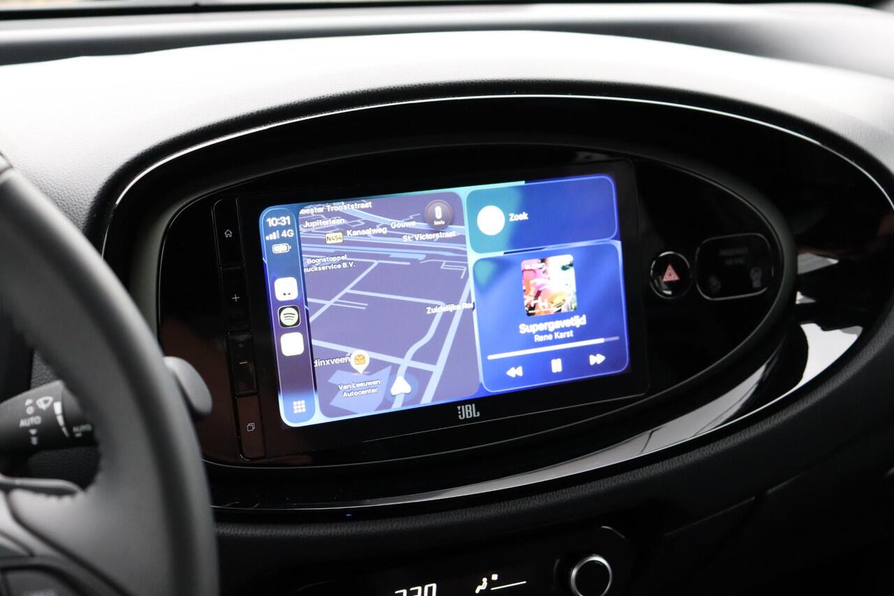 Toyota AYGO X Hybrid 115 GR Sport, JBL Audio, Apple Carplay / Android Auto, Parkeercamera, Draadloos oplader, Gezichtscamera, Keyless Entry.
