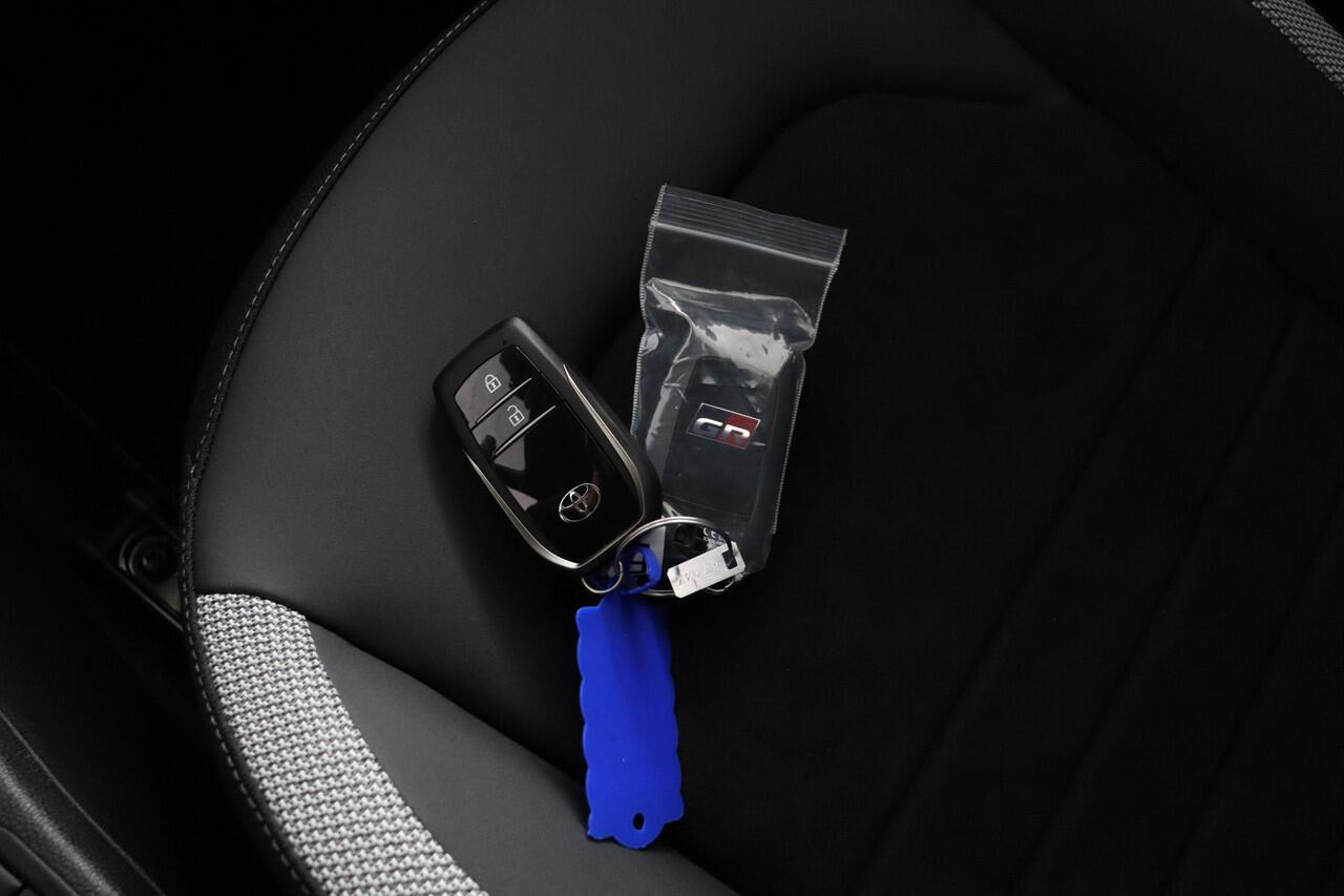 Toyota AYGO X Hybrid 115 GR Sport | Stoel verwarming | Keyles entry | Draadloze telefoonlader | Parkeersensoren | JBL premium sound |