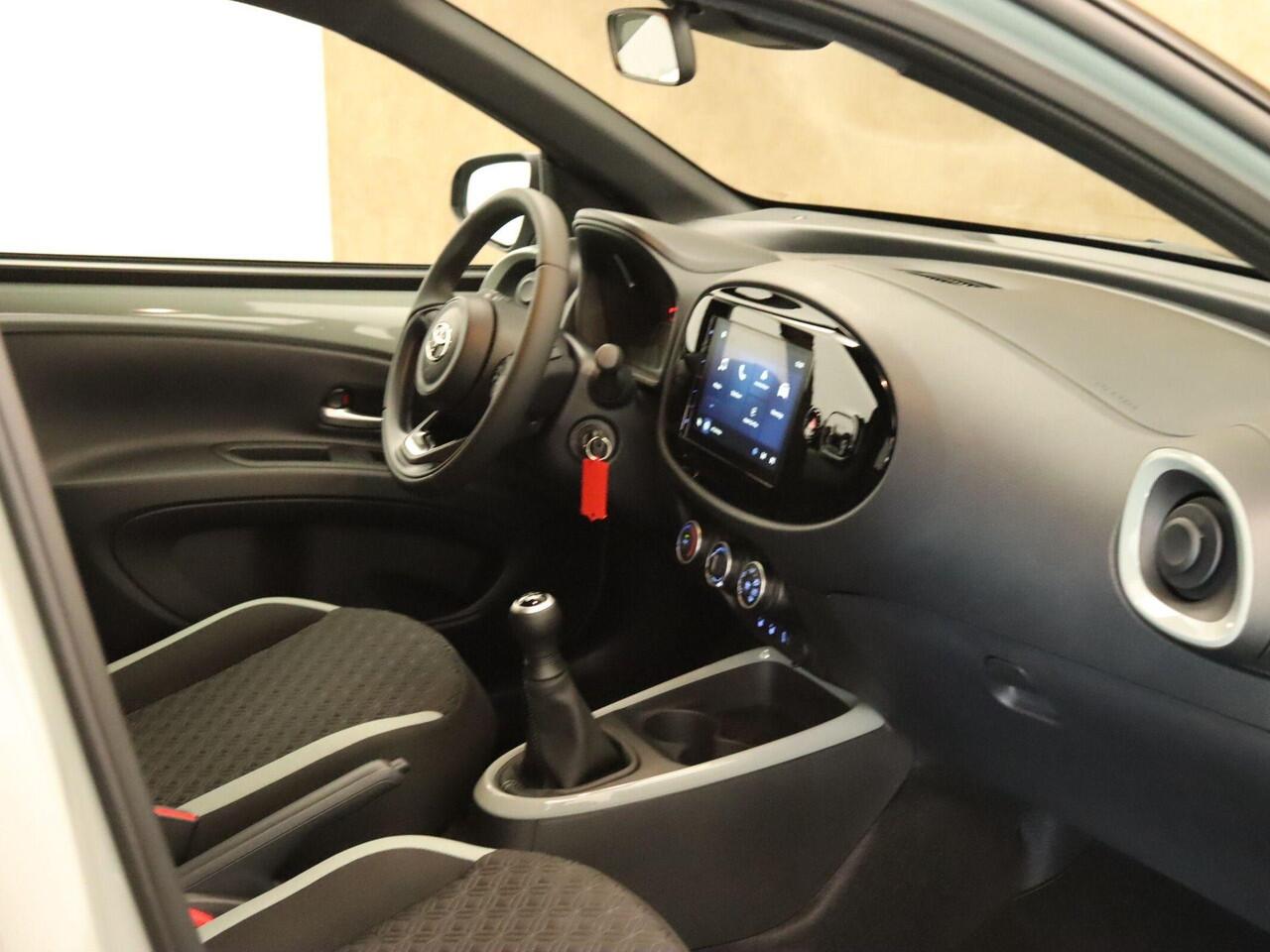 Toyota AYGO X 1.0 VVT-i MT Pulse - ACHTERUITRIJCAMERA - APPLE CARPLAY/ANDROID AUTO - STOELVERWARMING - CRUISE CONTROL ADAPTIEF - LED KOPLAMPEN - LICHTMETALEN VELGEN 17" INCH - BLUETOOTH TELEFOONVOORBEREIDING - RIJSTROOKSENSOR MET CORRECTIE