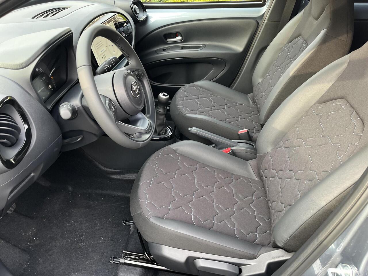 Toyota AYGO X 1.0 VVT-i MT Envy | Celestite Grey met zwart dak | Demo |