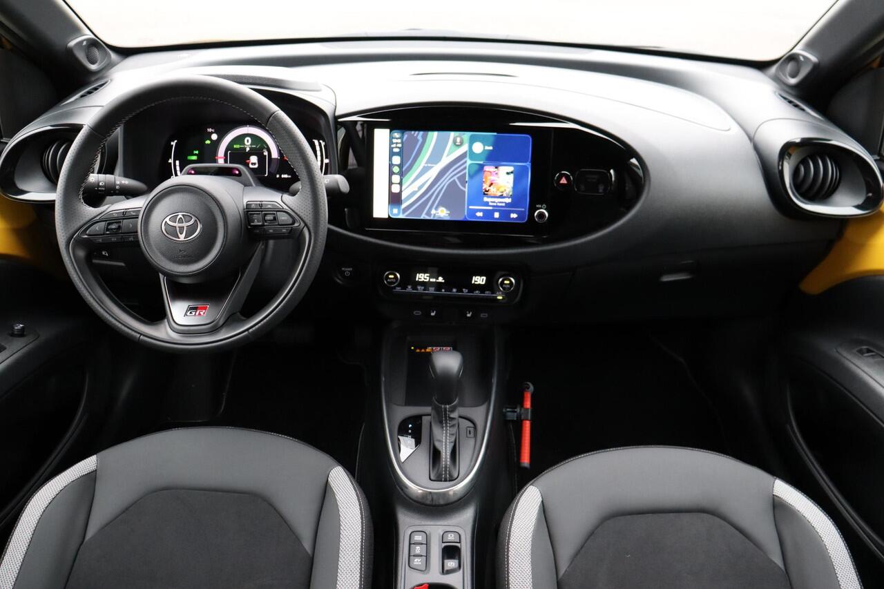 Toyota AYGO X Hybrid 115 GR Sport, JBL Audio, Apple Carplay / Android Auto, Parkeercamera, Draadloos oplader, Gezichtscamera, Keyless Entry.