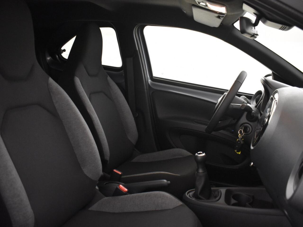 Toyota AYGO X 1.0 VVT-i MT Active Plus | Carplay | Verwarmde stoelen