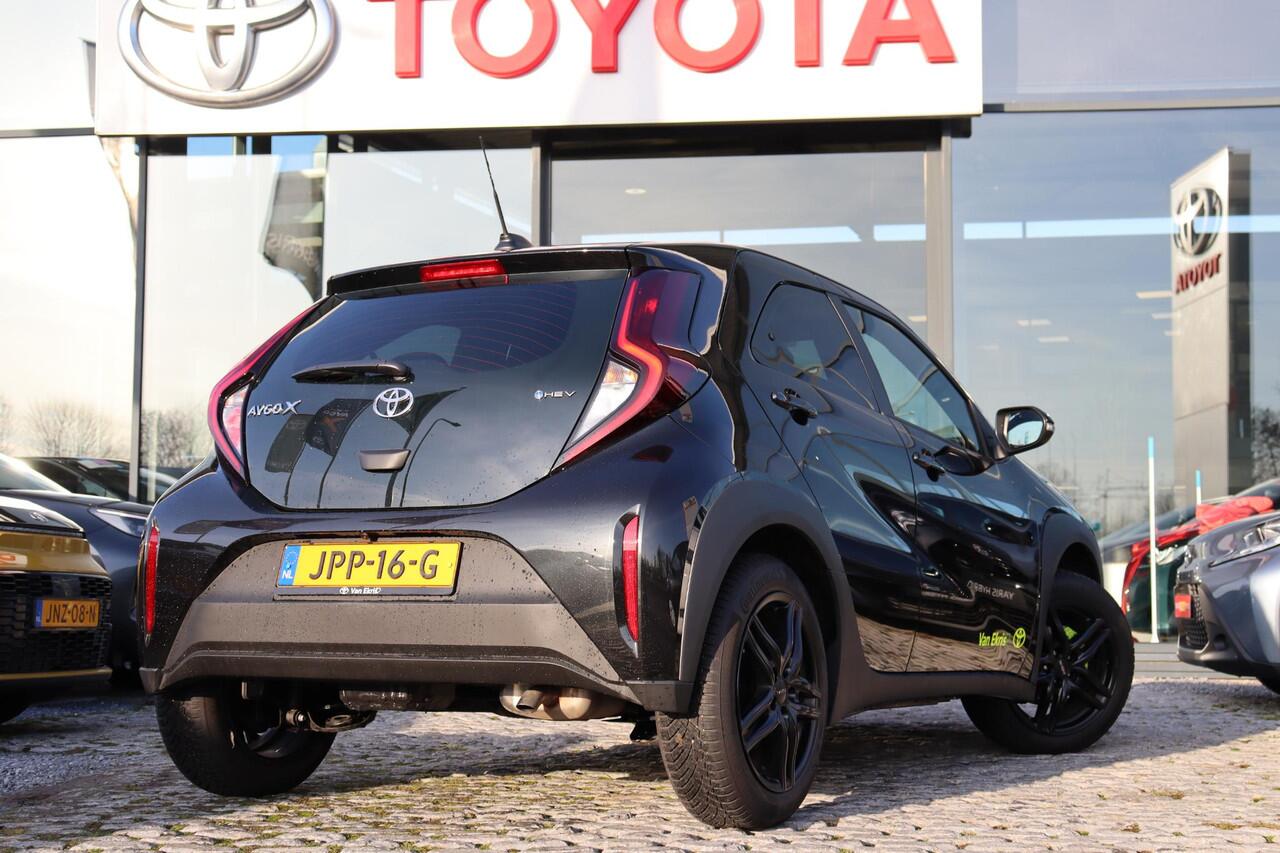 Toyota AYGO X Hybrid 115 play Green, Lm velgen, Getinte ramen, All season banden, Groene Remklauwen.
