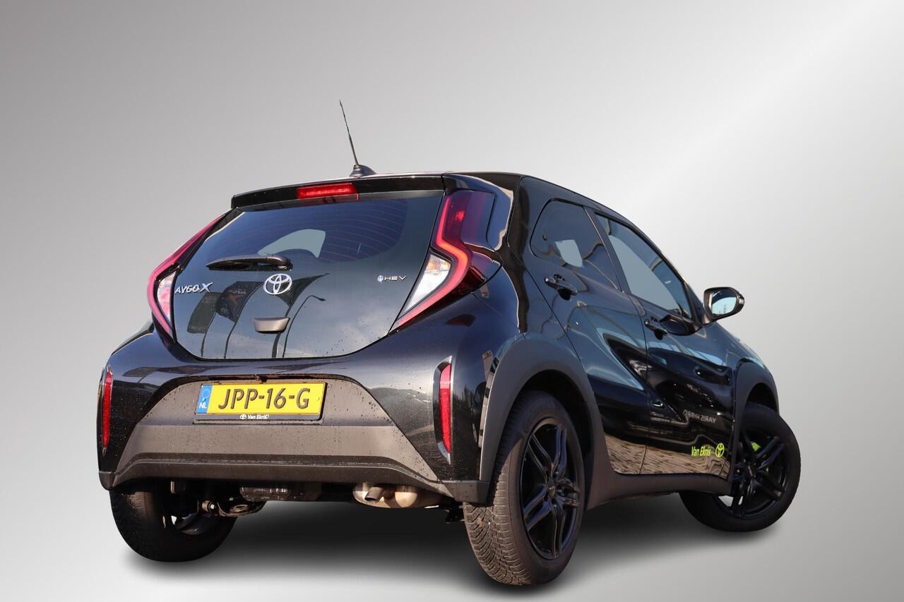Toyota AYGO X Hybrid 115 play Green, Lm velgen, Getinte ramen, All season banden, Groene Remklauwen.