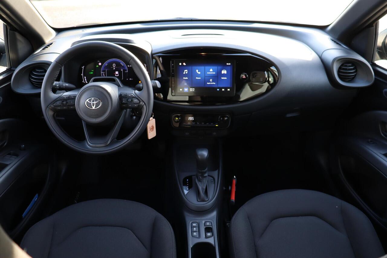 Toyota AYGO X Hybrid 115 play Green, Lm velgen, Getinte ramen, All season banden, Groene Remklauwen.