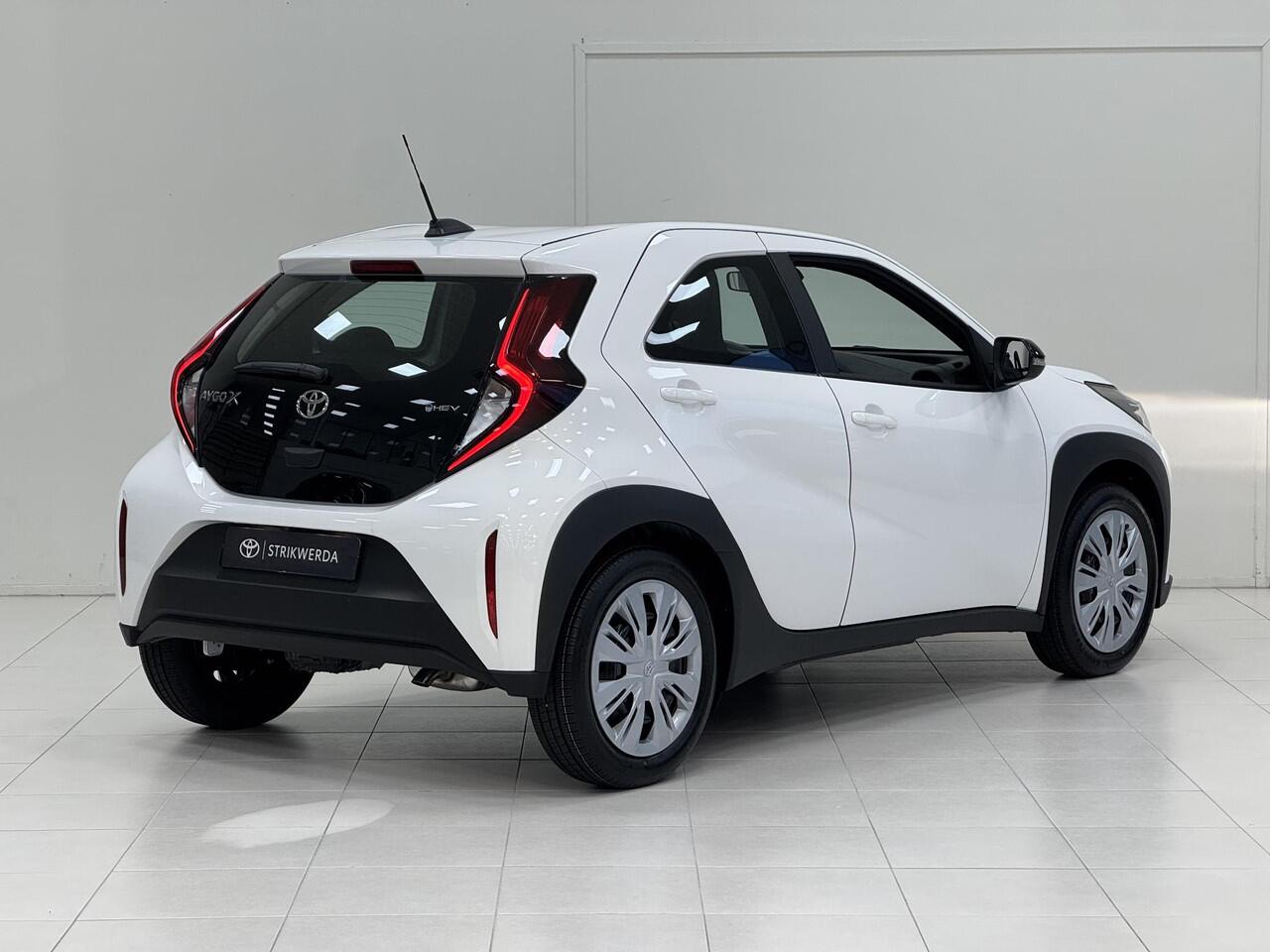 Toyota AYGO X Hybrid 115 play