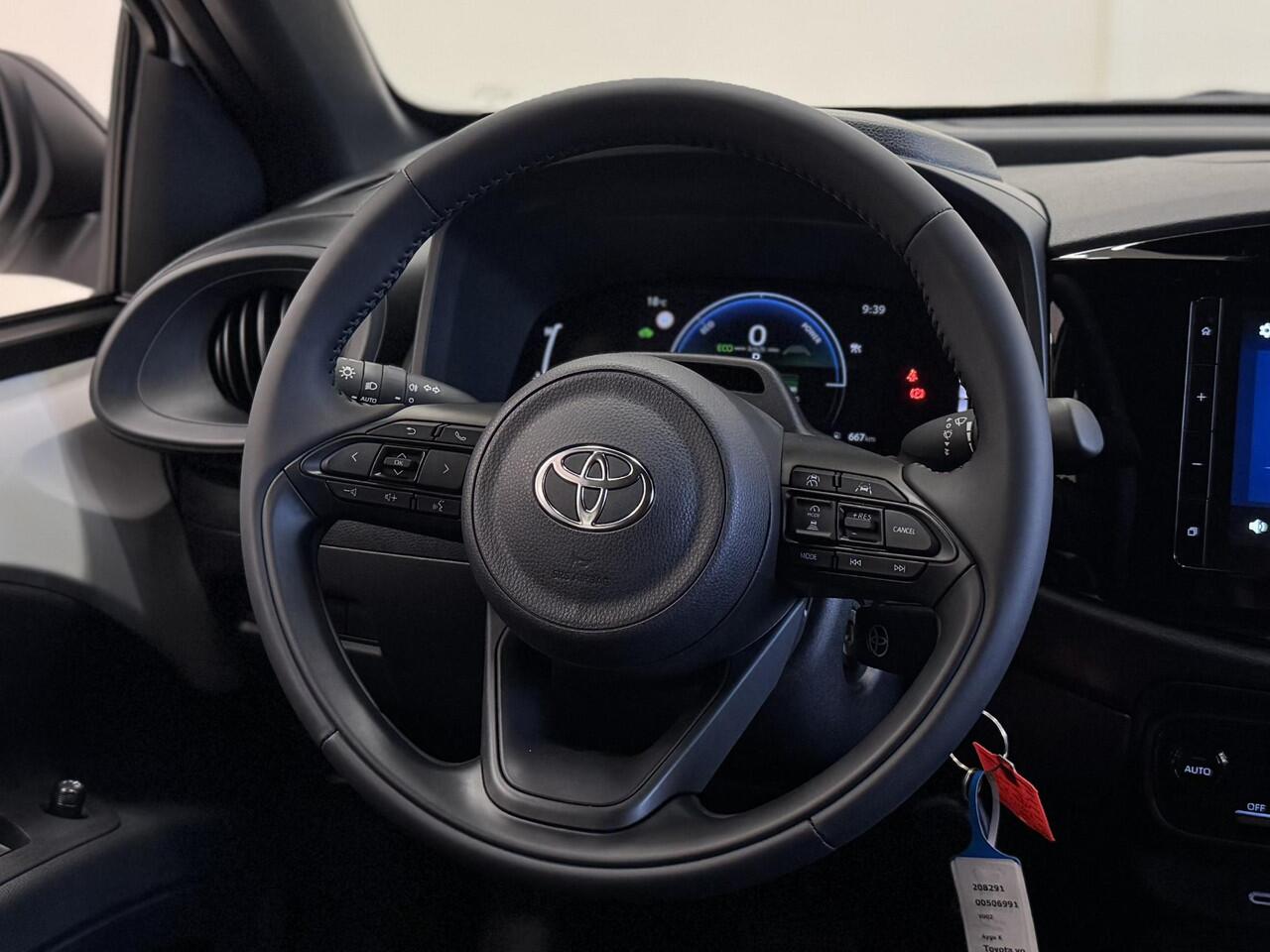 Toyota AYGO X Hybrid 115 play