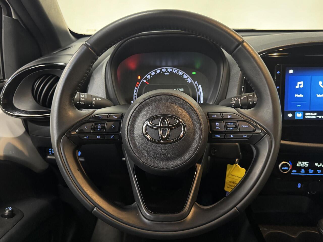 Toyota AYGO X 1.0 VVT-i Automaat Pulse | DEMO ! | Navigatie Apple Carplay/Android Auto Camera 17" Lichtmetalen Velgen Climate Control Adaptive Cruise Control Two Tone