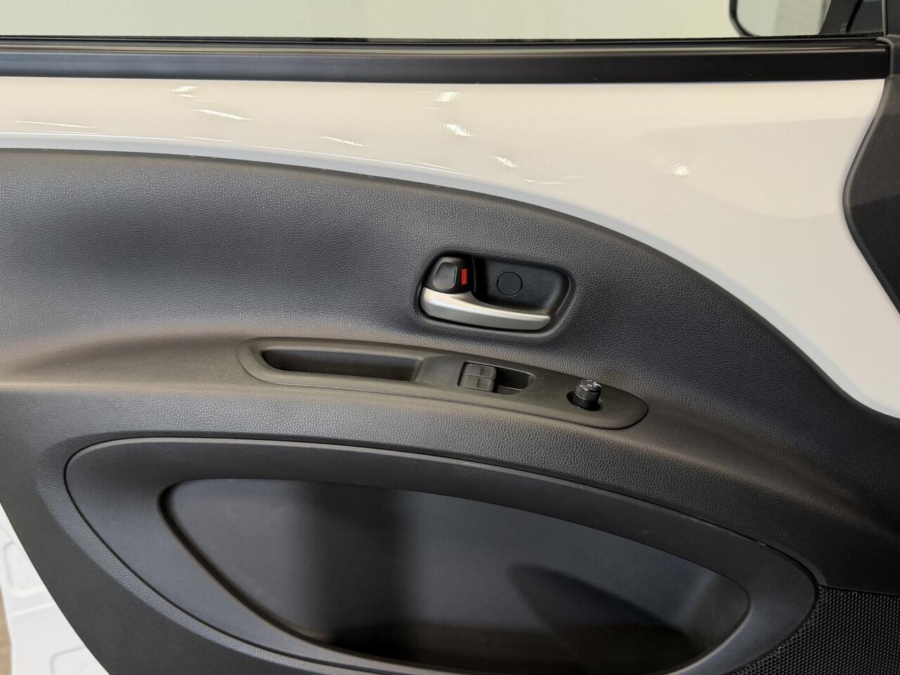 Toyota AYGO X 1.0 VVT-i Automaat Pulse | Navigatie | Apple Carplay/Android Auto | Camera | 17" Lichtmetalen Velgen | Climate Control | Adaptive Cruise Control | Two Tone