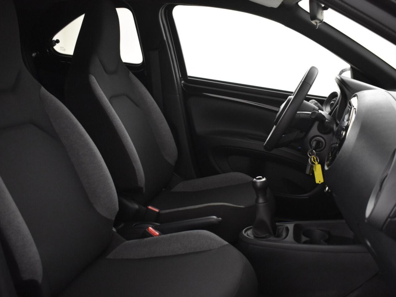 Toyota AYGO X 1.0 VVT-i MT Active Plus | Carplay | Verwarmde stoelen | DAB