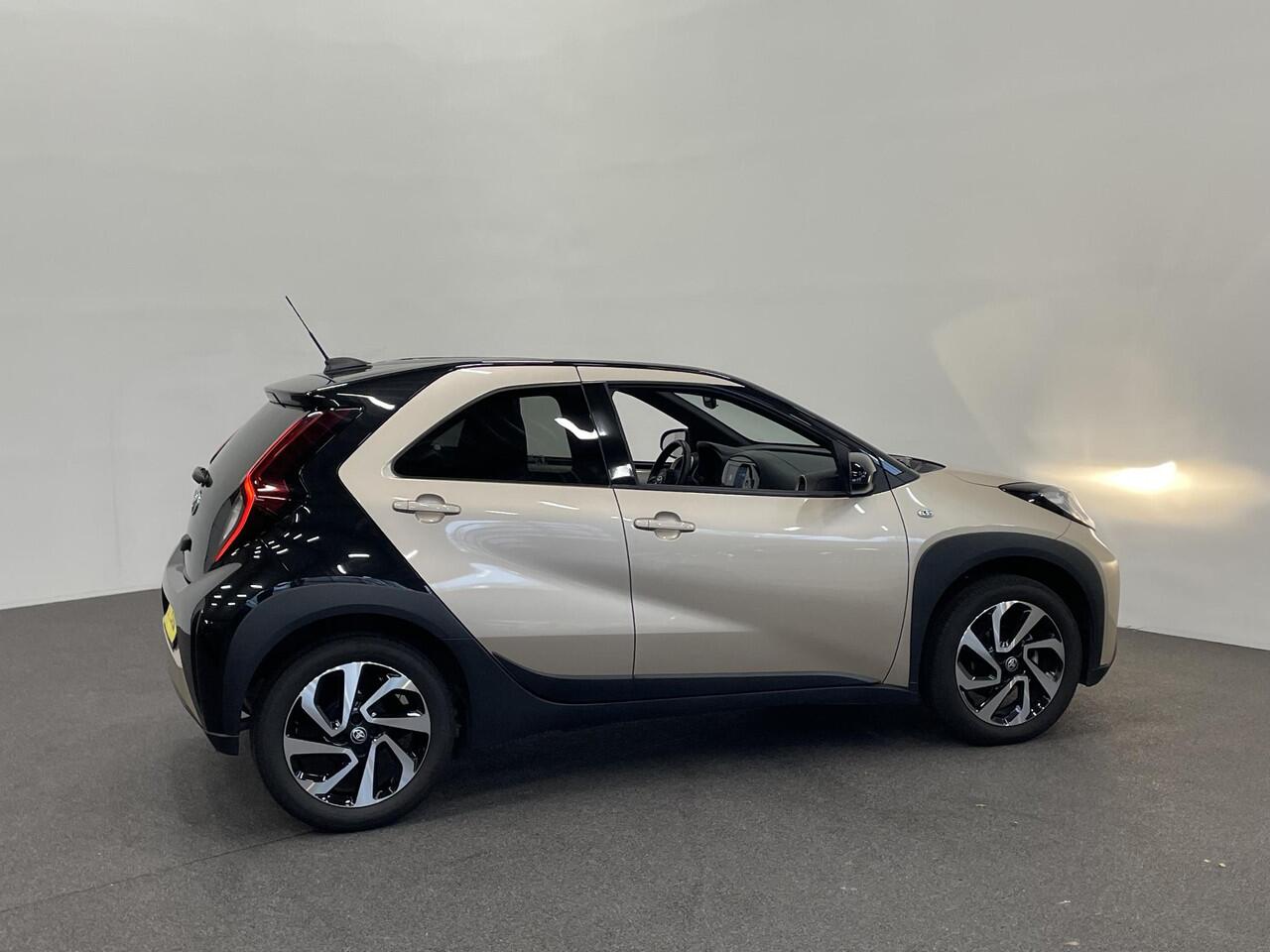 Toyota AYGO X 1.0 VVT-i Automaat Pulse | Navigatie | Apple Carplay/Android Auto | Camera | 17" Lichtmetalen Velgen | Climate Control | Adaptive Cruise Control | Two Tone