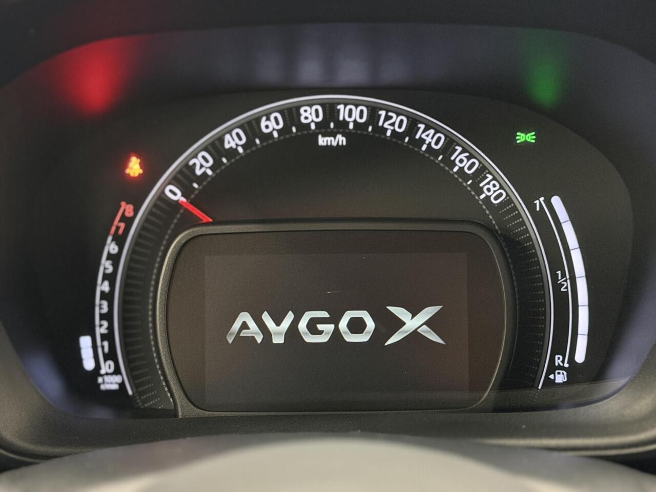 Toyota AYGO X 1.0 VVT-i Automaat Pulse | Navigatie | Apple Carplay/Android Auto | Camera | 17" Lichtmetalen Velgen | Climate Control | Adaptive Cruise Control | Two Tone