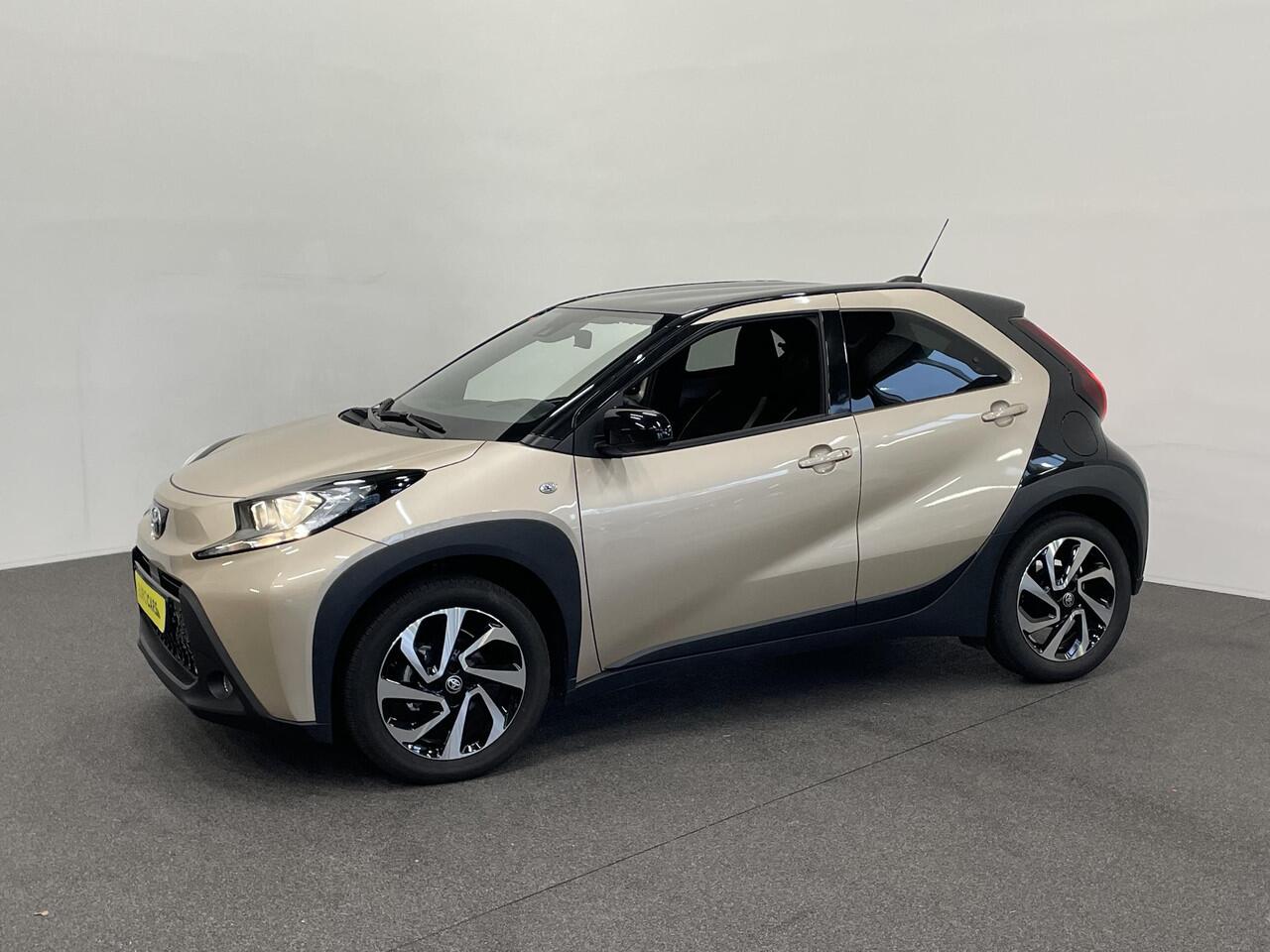 Toyota AYGO X 1.0 VVT-i Automaat Pulse Navigatie Apple Carplay/Android Auto Camera 17" Lichtmetalen Velgen Climate Control Adaptive Cruise Control Two Tone