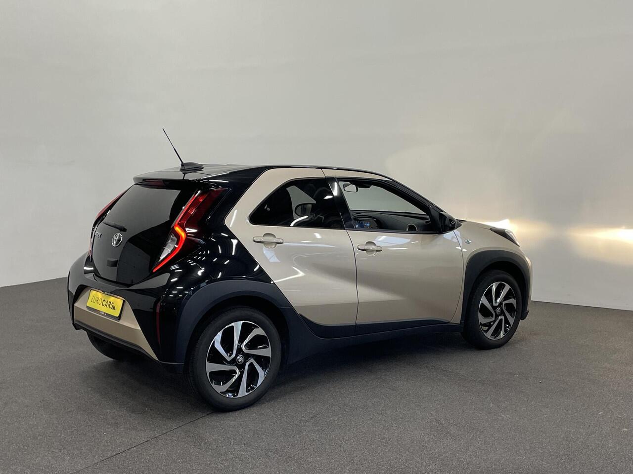 Toyota AYGO X 1.0 VVT-i Automaat Pulse Navigatie Apple Carplay/Android Auto Camera 17" Lichtmetalen Velgen Climate Control Adaptive Cruise Control Two Tone