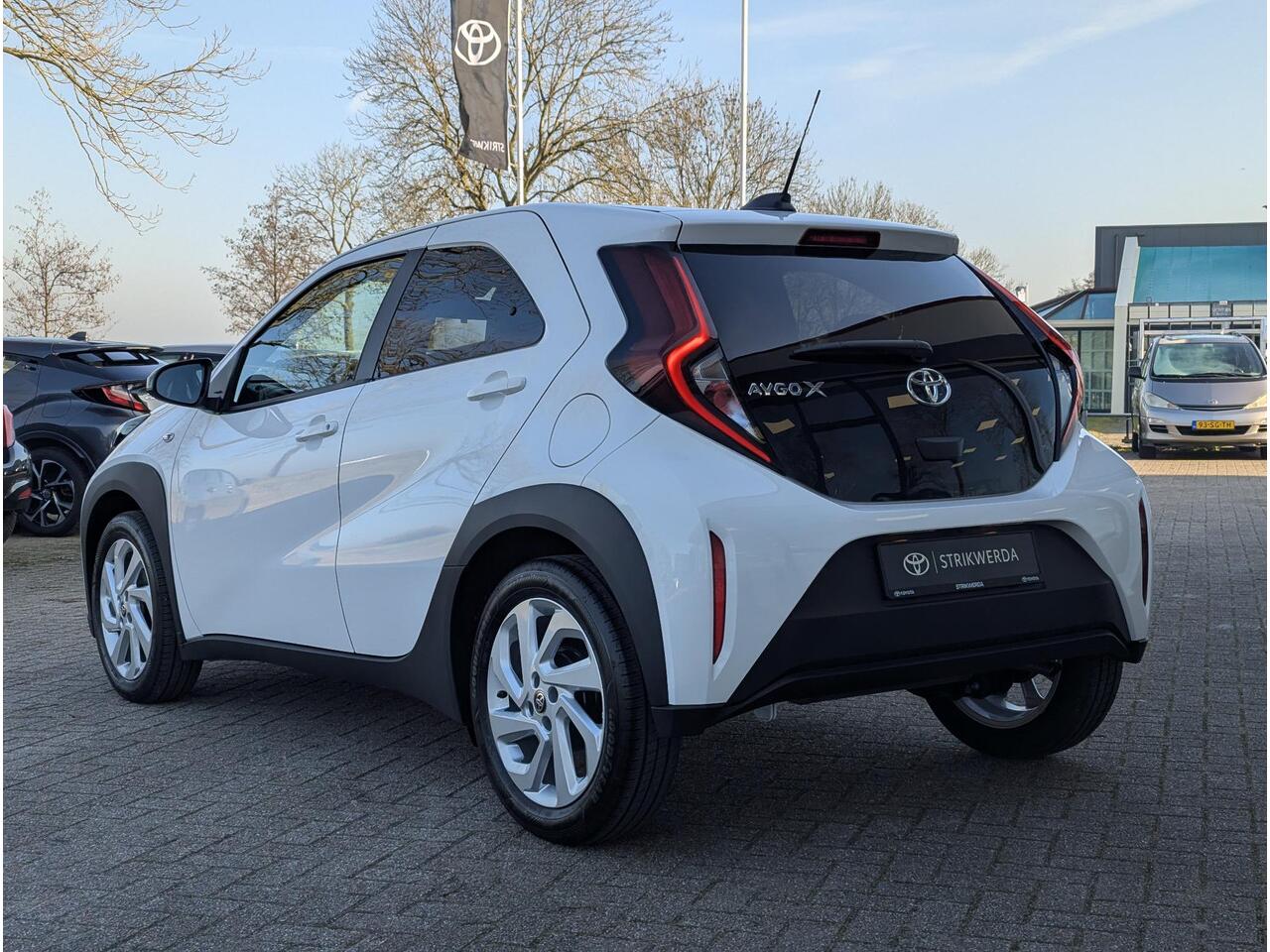 Toyota AYGO X 1.0 VVT-i MT First | Stoelverwarming | Climate Control | Camera | Led | ACC | Licht- regensensor