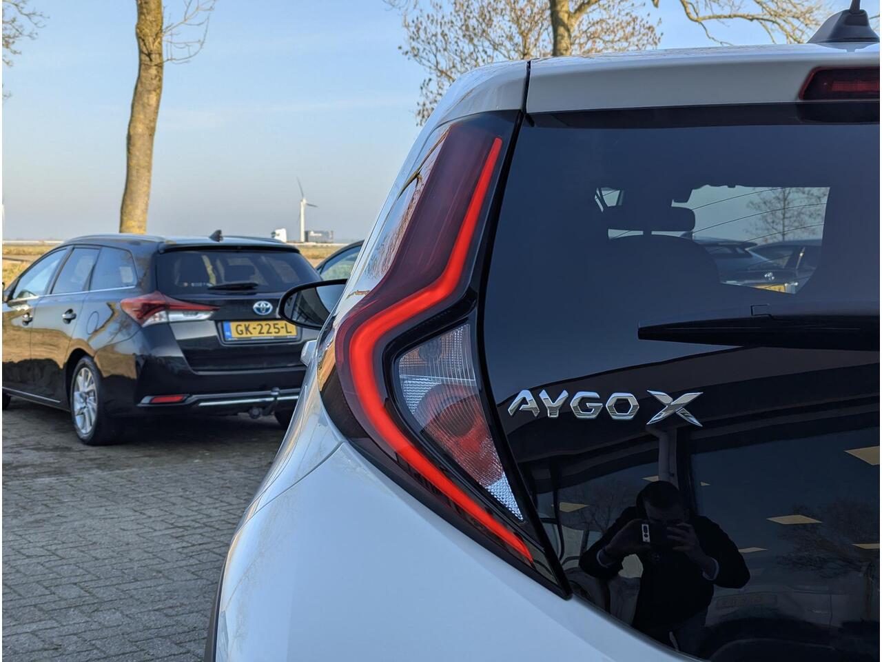 Toyota AYGO X 1.0 VVT-i MT First | Stoelverwarming | Climate Control | Camera | Led | ACC | Licht- regensensor