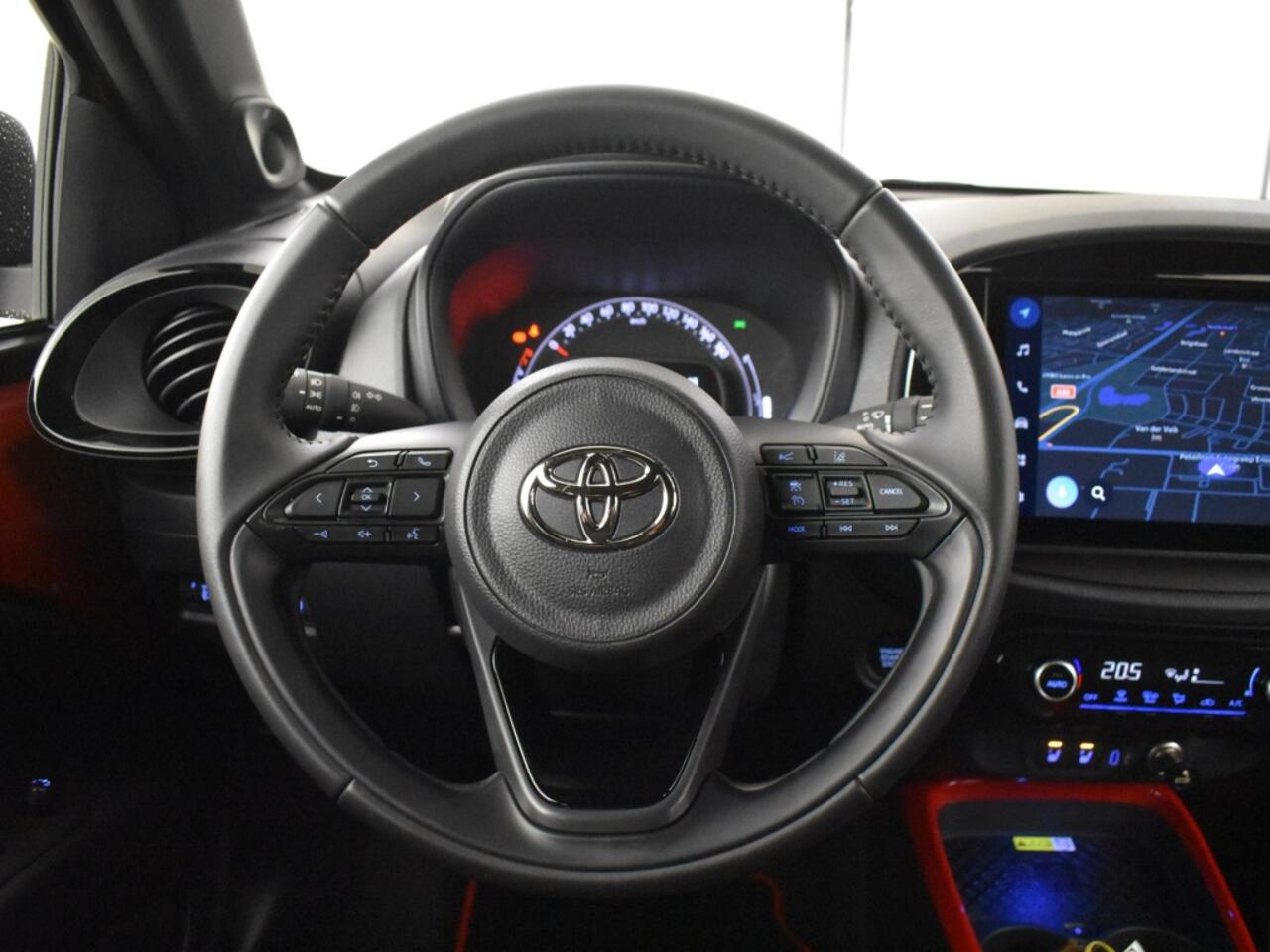 Toyota AYGO X 1.0 VVT-i MT Premium | stoelverwarming | PDC | Half leder |