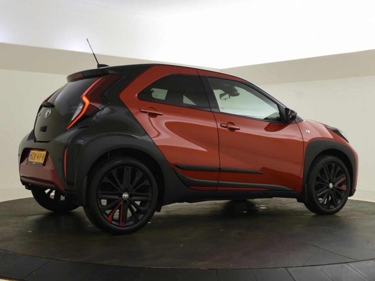 Toyota AYGO X 1.0 VVT-i MT Premium | stoelverwarming | PDC | Half leder |