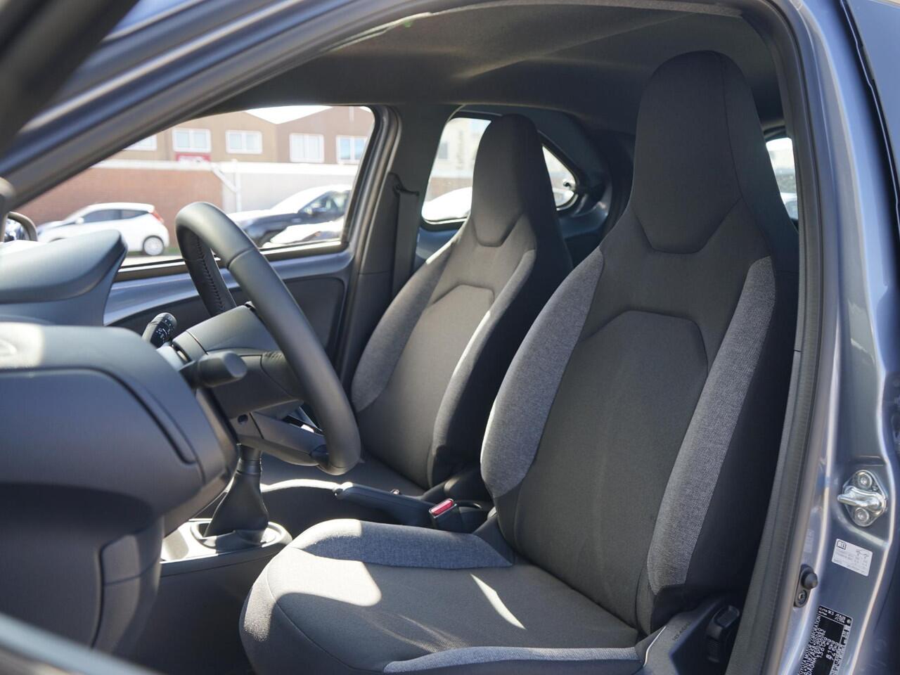 Toyota AYGO X 1.0-l-VVT-i Business Dealeronderh. / Smartphone Integratie / DAB radio / Achteruitrijcamera / Keyless Entry