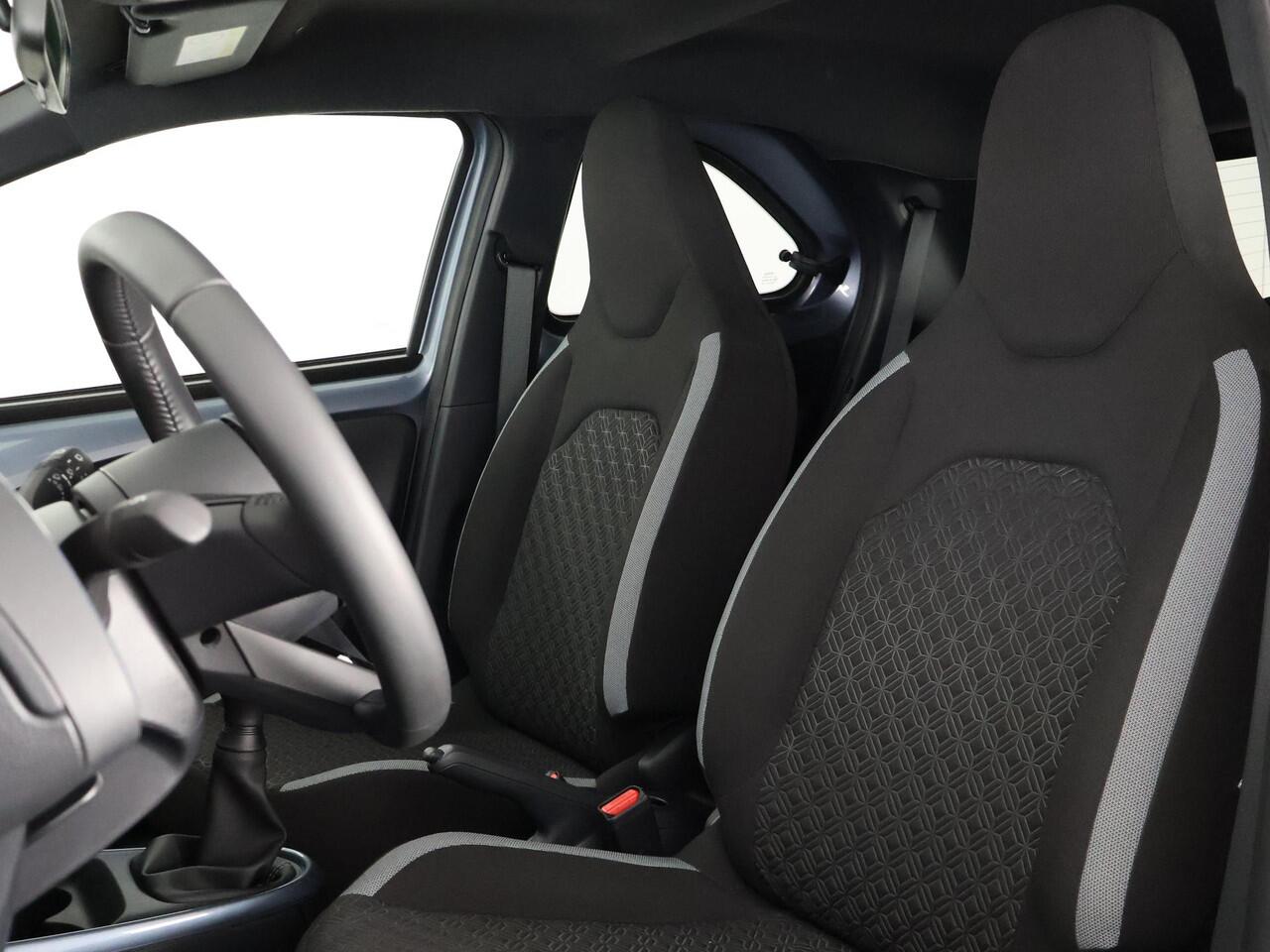 Toyota AYGO X 1.0 VVT-i PULSE PACK BI-TONE GARANTIE 3-2035! CARPLAY NAVI.STOELVERWARMING. ADAPTIVE CRUISE CONTROLL