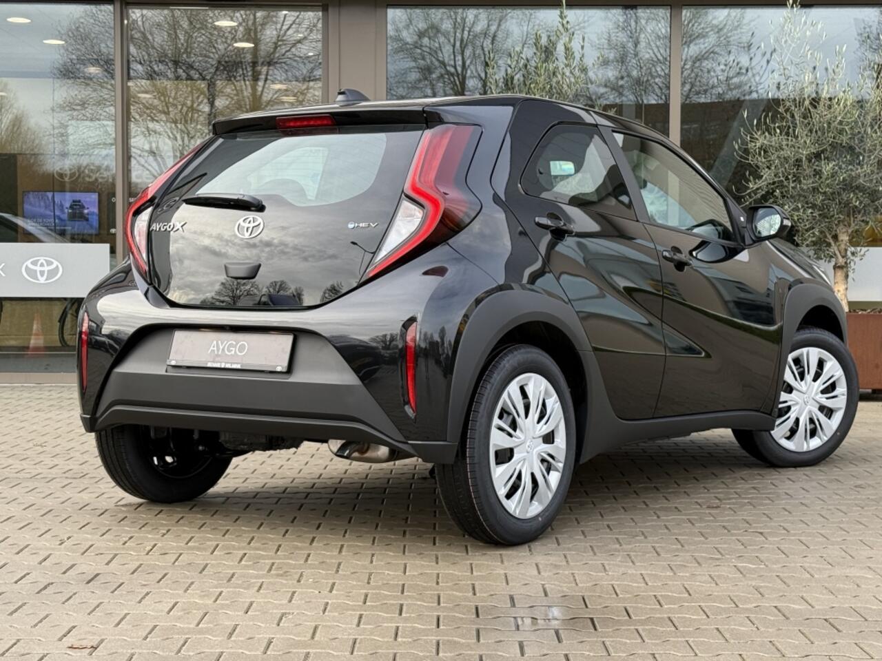Toyota AYGO X Hybrid 115 play