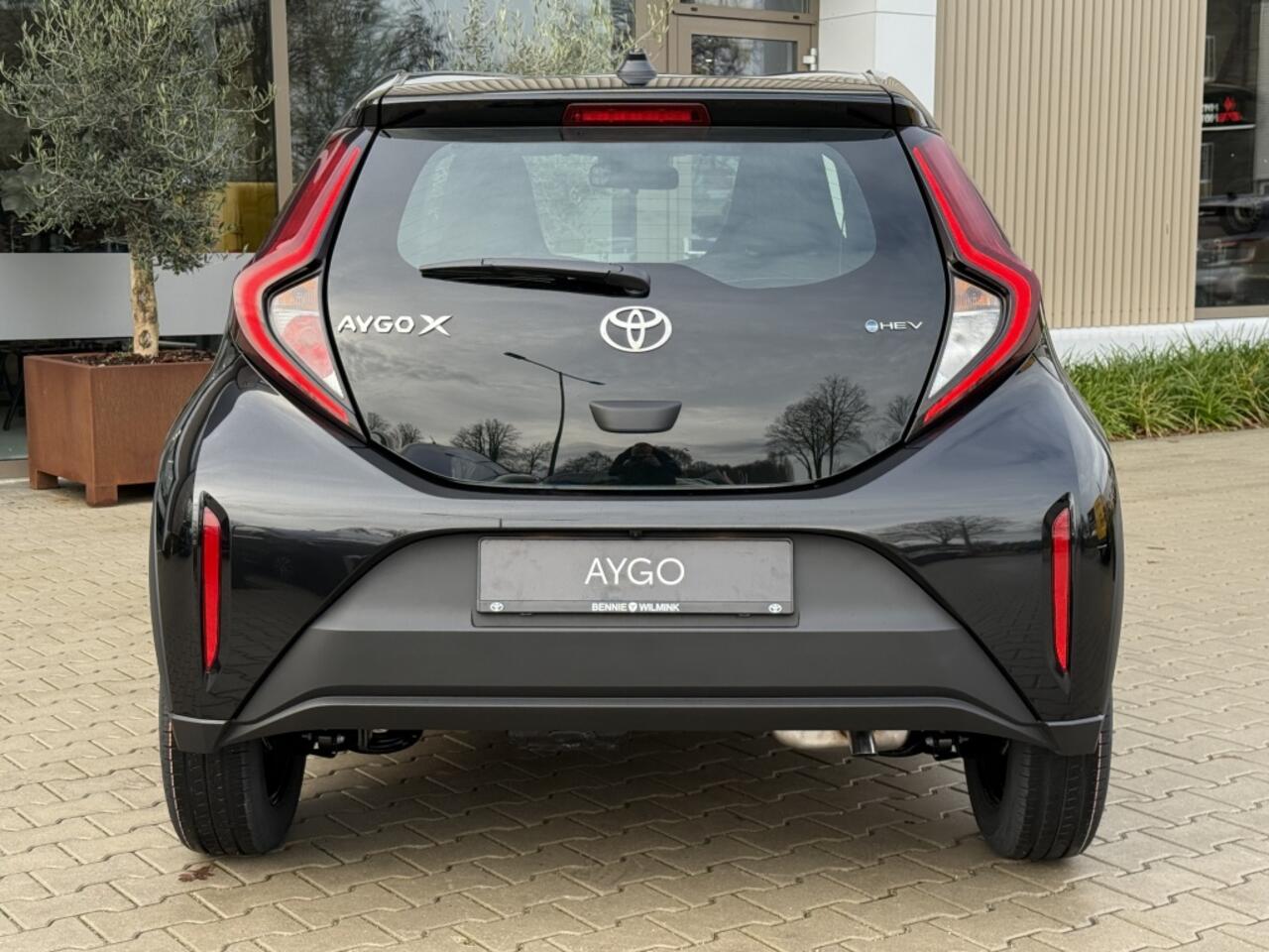 Toyota AYGO X Hybrid 115 play