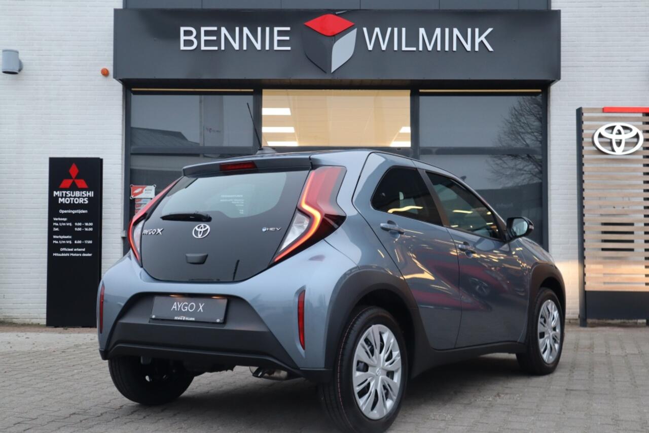 Toyota AYGO X Hybrid 115 play