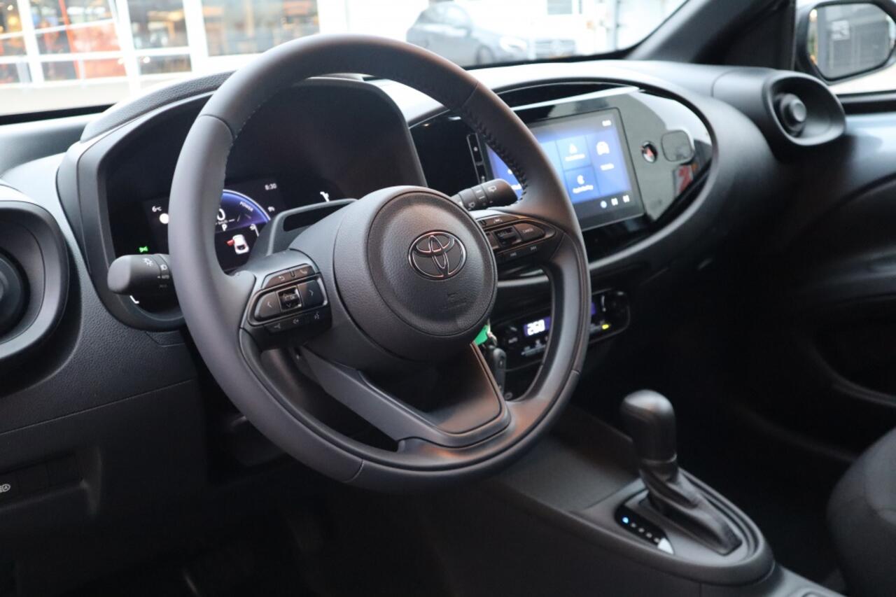 Toyota AYGO X Hybrid 115 play
