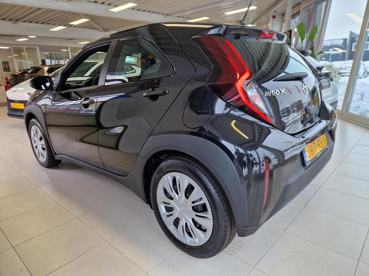 Toyota AYGO X Hybrid 115 play