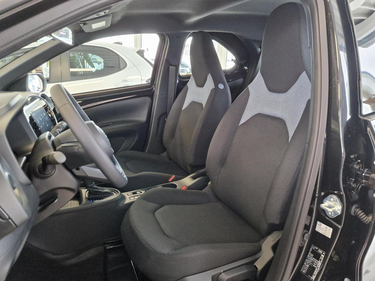 Toyota AYGO X Hybrid 115 play