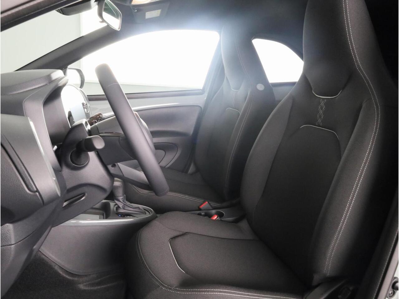 Toyota AYGO X Hybrid 115 pulse ¤ 500,- inruilpremie!