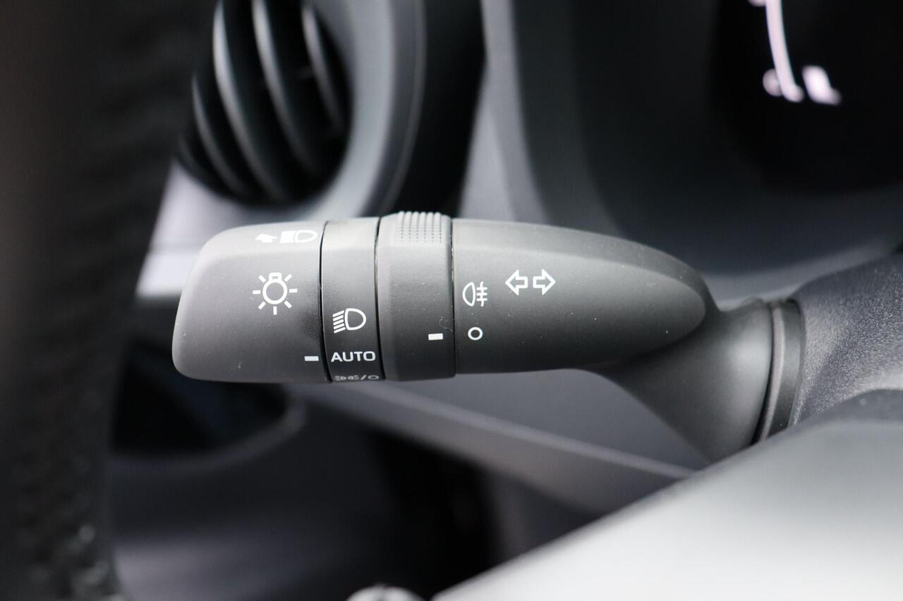 Toyota AYGO X Hybrid 115 Play. Apple Carplay, Extra Getint glas, Android Auto, Adaptieve cruise control, Parkeercamera, Road sign assist.