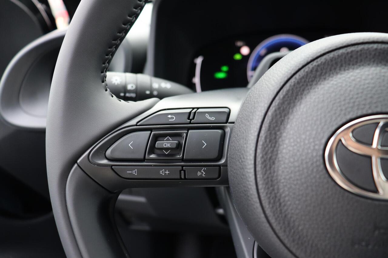 Toyota AYGO X Hybrid 115 Play. Apple Carplay, Extra Getint glas, Android Auto, Adaptieve cruise control, Parkeercamera, Road sign assist.