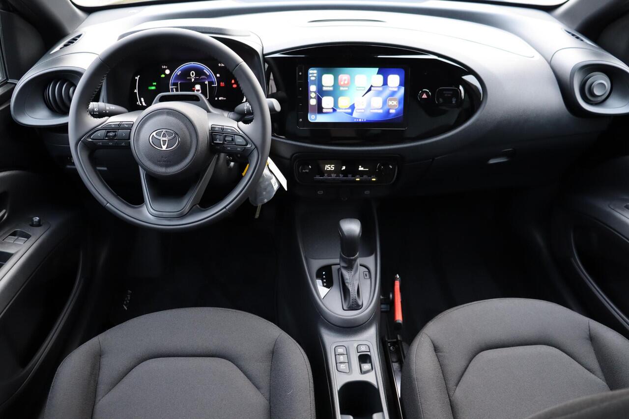 Toyota AYGO X Hybrid 115 Play. Apple Carplay, Extra Getint glas, Android Auto, Adaptieve cruise control, Parkeercamera, Road sign assist.