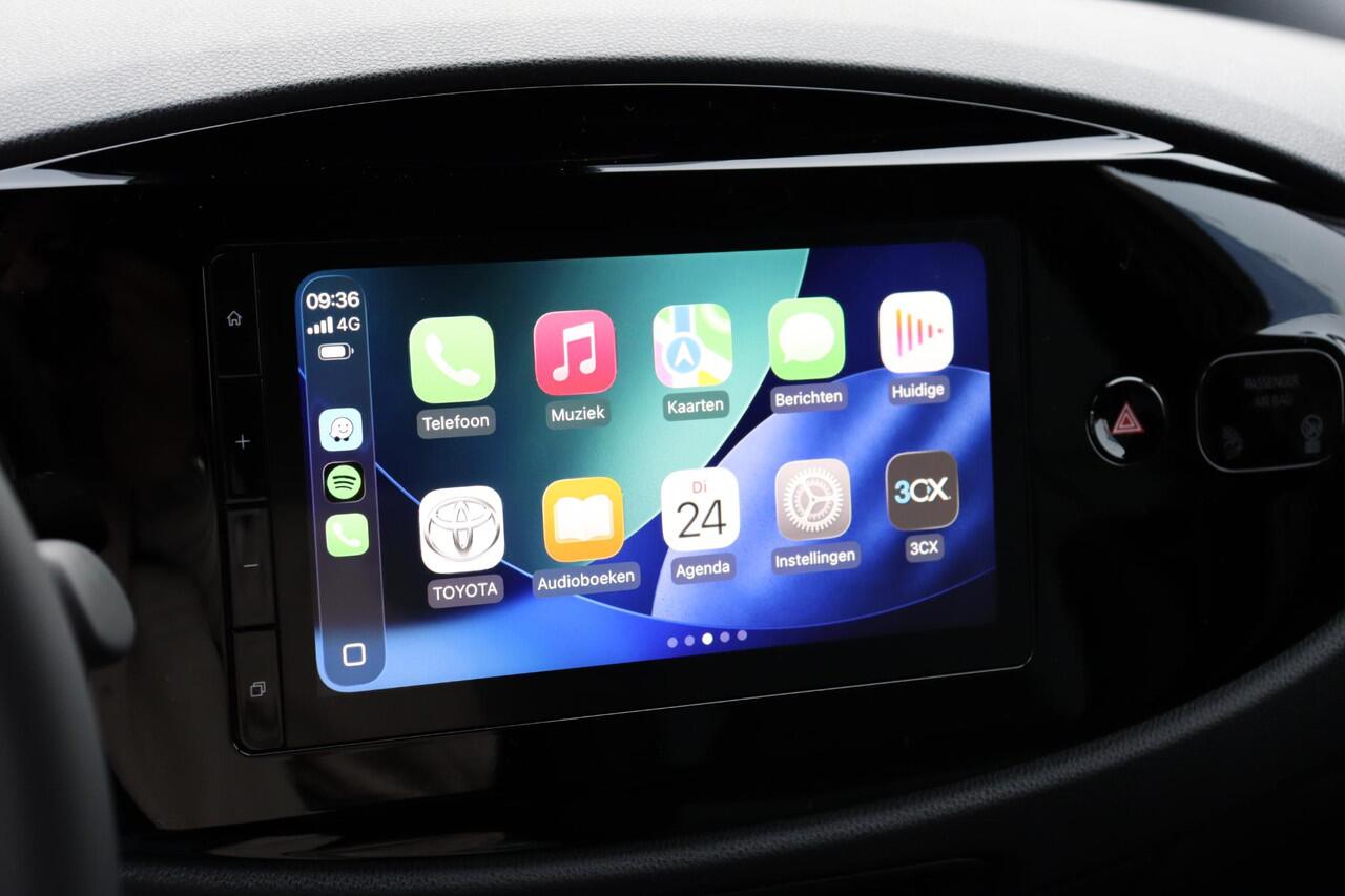 Toyota AYGO X Hybrid 115 Play. Apple Carplay, Extra Getint glas, Android Auto, Adaptieve cruise control, Parkeercamera, Road sign assist.