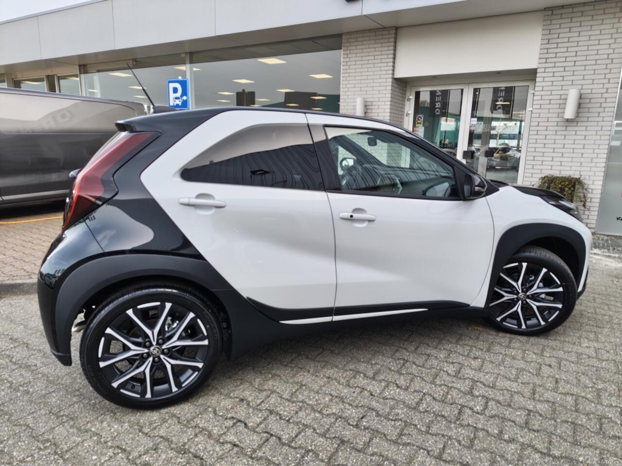 Toyota AYGO X 1.5 Hybrid GR Sport | JBL | Sensoren v/a | Stoelverwarming