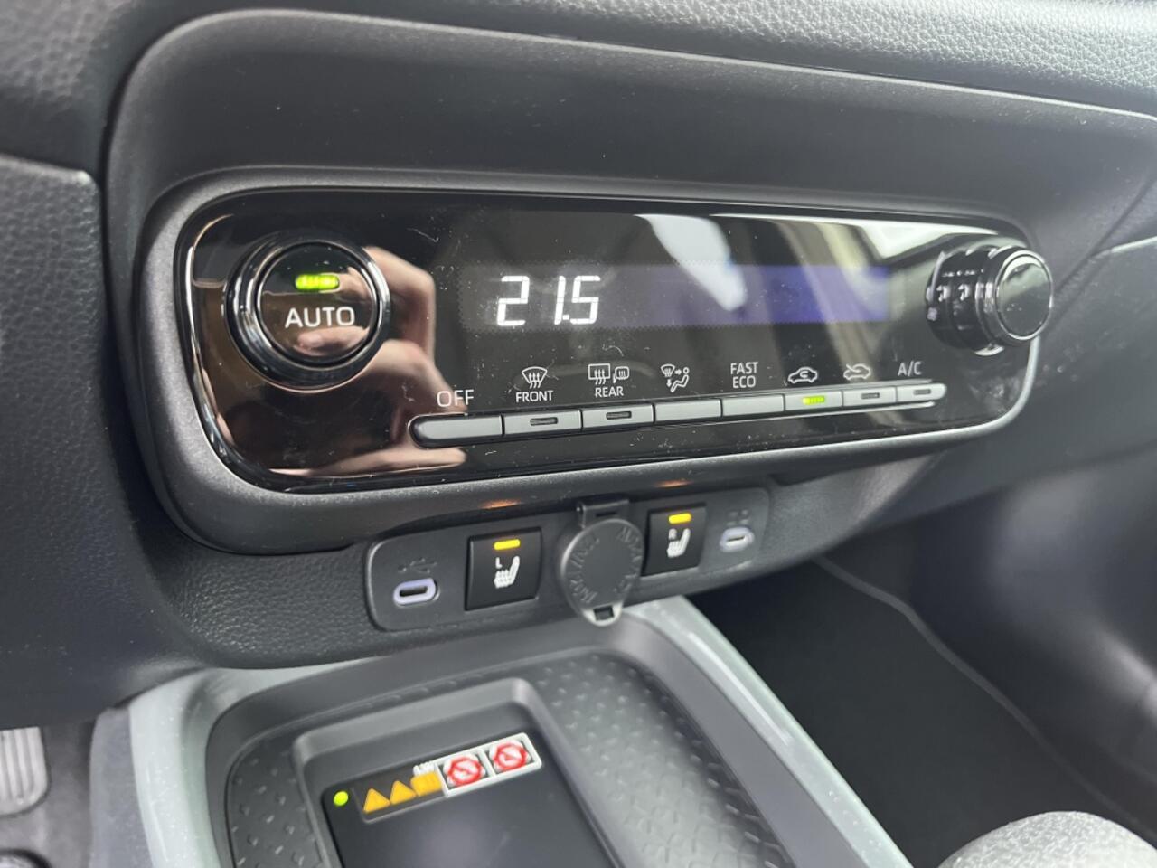 Toyota AYGO X Hybrid 115 Black Edition | Stoelverwarming | Park. Sensoren | AC