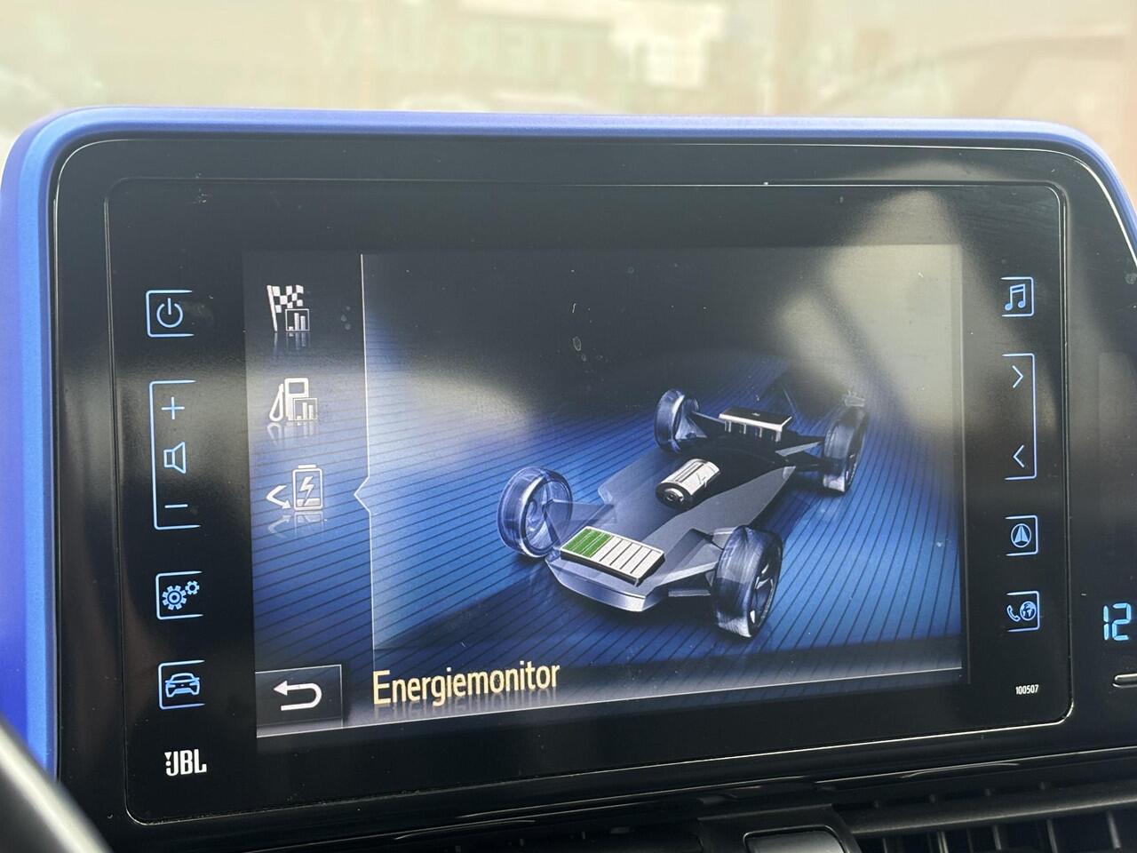 Toyota C-HR 1.8 Hybrid Bi-Tone | Leder | Stoelverwarming | Zomer + winterbanden | Parkeersensoren voor en achter | Toyota Garantie tot 2028!