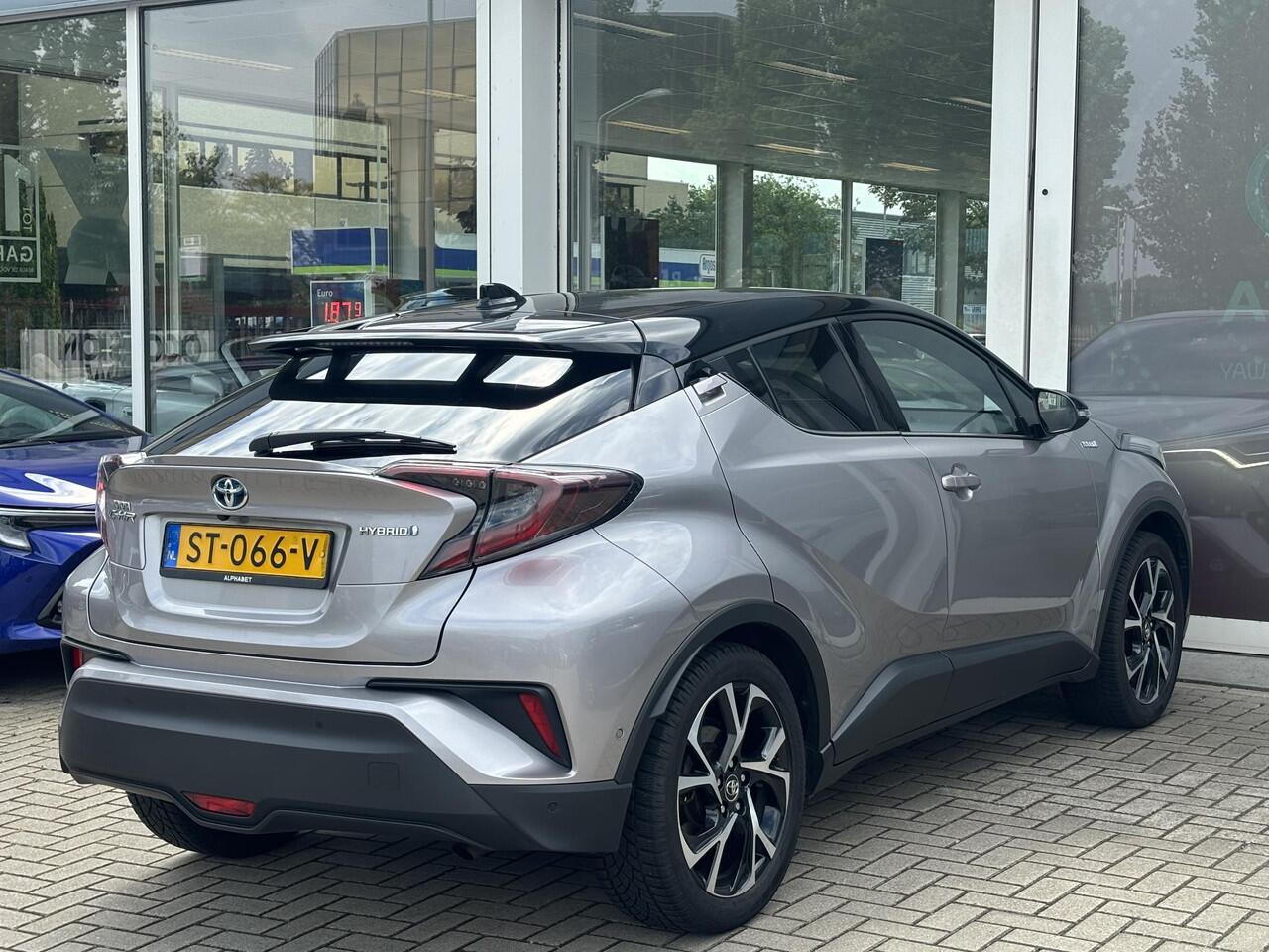 Toyota C-HR 1.8 Hybrid Bi-Tone | Leder | Stoelverwarming | Zomer + winterbanden | Parkeersensoren voor en achter | Toyota Garantie tot 2028!