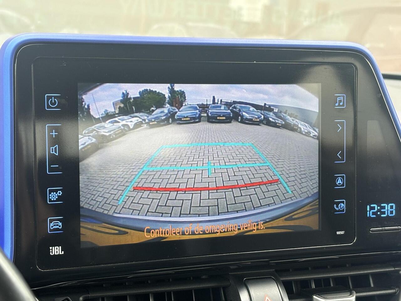 Toyota C-HR 1.8 Hybrid Bi-Tone | Leder | Stoelverwarming | Zomer + winterbanden | Parkeersensoren voor en achter | Toyota Garantie tot 2028!